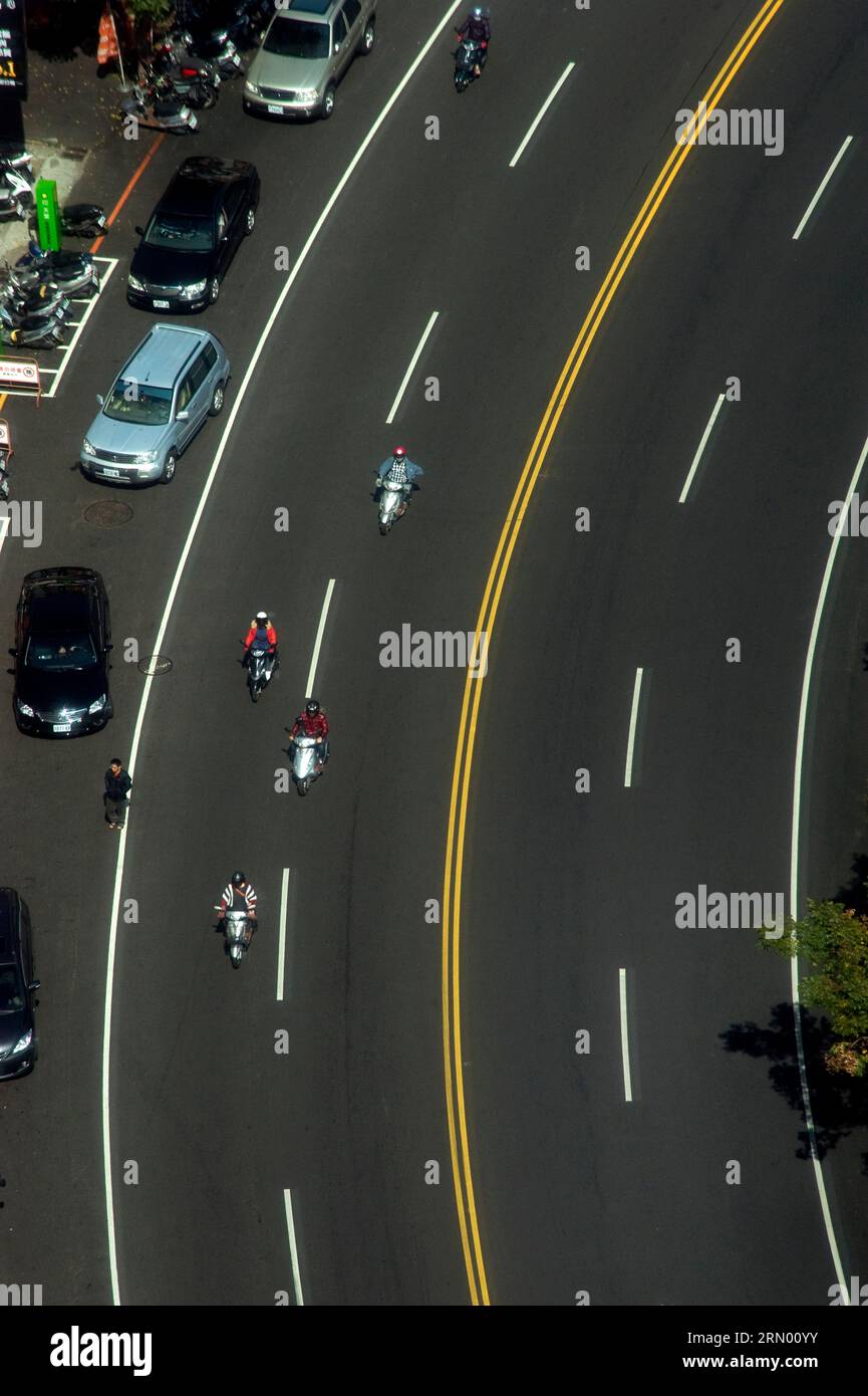 Vista aérea de la calle con la gente que monta motocicletas en Taichung, Taiwán Foto de stock