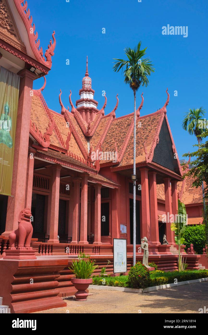 Camboya: Museo Nacional de Camboya, Phnom Penh, diseñado por George Groslier (1887 - 1945). El Museo Nacional, ubicado en un pabellón rojo construido en 1918, alberga una colección de arte jemer que incluye algunas de las mejores piezas existentes. Las exposiciones incluyen una estatua de Vishnu del siglo VI, una estatua de Shiva del siglo IX y la famosa cabeza esculpida de Jayavarman VII en pose meditativa. Particularmente impresionante es un busto dañado de un Vishnu reclinado que una vez fue parte de una estatua de bronce masiva encontrada en el Templo de Mebon Occidental en Angkor. Foto de stock