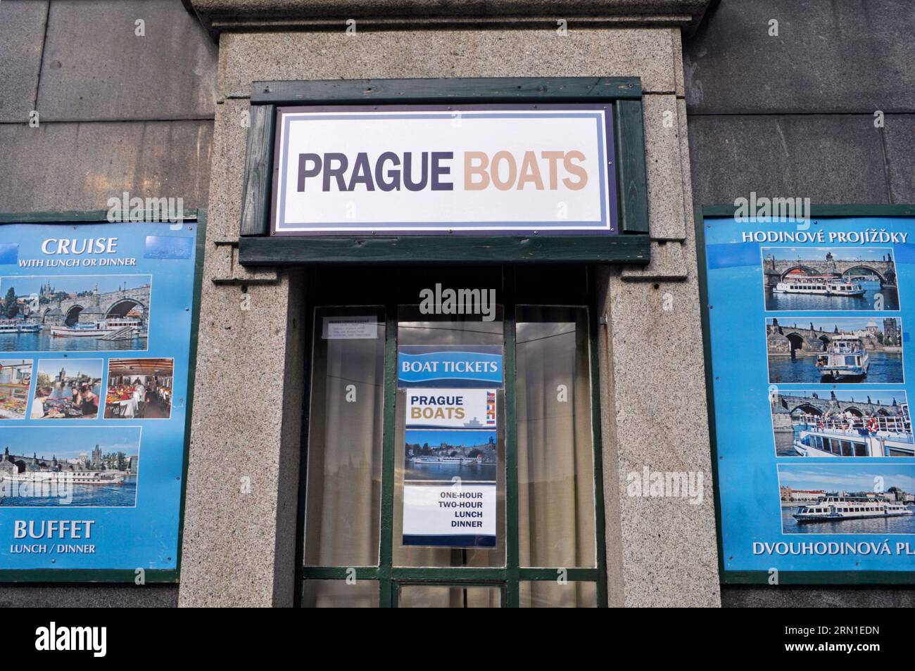 Edificio de venta de billetes para excursiones en barco, Praga, República Checa Foto de stock