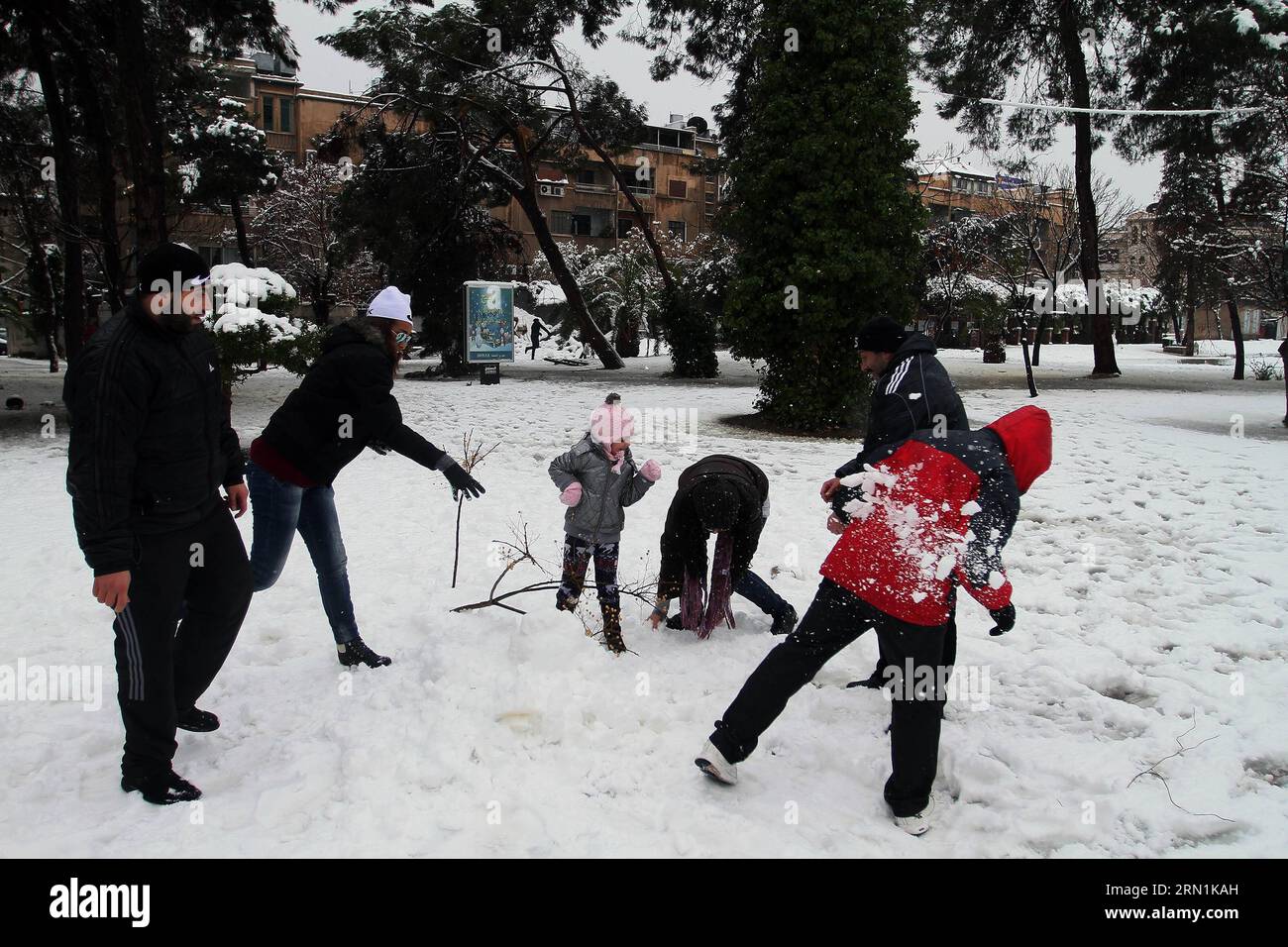 AKTUELLES ZEITGESCHEHEN SYRIEN - Invierno en Dámaso (150107) - DAMASCO, 7 de enero de 2015 -- Sirios juegan con la nieve en una calle cubierta de nieve en Damasco, Siria, 7 de enero de 2015. )(hy) SIRIA-DAMASCO-NIEVE BassemxTellawi PUBLICATIONxNOTxINxCHN NOTICIAS ACTUALIDAD SIRIA Invierno en Damasco Damasco Damasco ENE 7 2015 Juega con nieve EN una calle cubierta de nieve en Damasco SIRIA ENE 7 2015 Hy SIRIA Damasco NIEVE PUBLICATIONxNOTxINxCHN Foto de stock