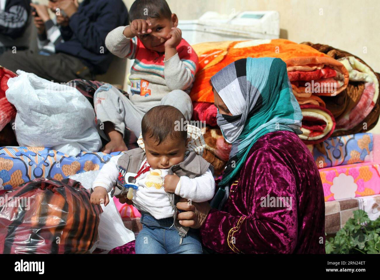 (150207) -- ERBIL, 07 de febrero de 2015 -- Una familia de refugiados es vista fuera de su casa improvisada en Erbil, la capital de la región kurda iraquí, el 7 de febrero de 2015. Muchos iraquíes huyeron de Mosul en el norte de Irak después de que los militantes del Estado Islámico tomaron la ciudad y tomaron instalaciones públicas en las afueras de Erbil como sus hogares temporales. IRAK-ERBIL-DESPLAZADO YaserxJawad PUBLICATIONxNOTxINxCHN Erbil Feb 07 2015 Una familia de refugiados son lagos fuera de su casa improvisada en Erbil la ciudad capital de la región kurda iraquí EL 7 2015 de febrero Muchas celebridades iraquíes fuera del norte de Irak S Mosul Afte Foto de stock