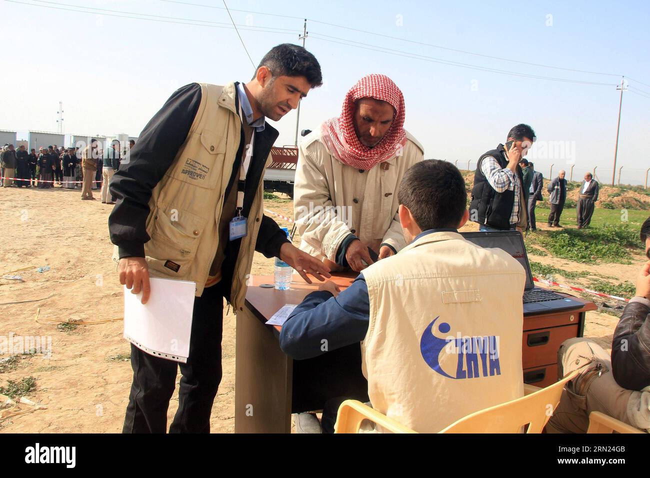 (150207) -- ERBIL, 07 de febrero de 2015 -- Un hombre iraquí se registra para recibir ayuda con la ayuda de trabajadores humanitarios en Erbil, la capital de la región kurda iraquí, el 7 de febrero de 2015. Muchos iraquíes huyeron de Mosul en el norte de Irak después de que los militantes del Estado Islámico tomaron la ciudad y tomaron instalaciones públicas en las afueras de Erbil como sus hogares temporales. IRAK-ERBIL-DESPLAZADO YaserxJawad PUBLICATIONxNOTxINxCHN Erbil 07 2015 de febrero al Registro de hombres iraquíes para recibir ayuda con la ayuda de trabajadores humanitarios en Erbil, la ciudad capital de la región kurda iraquí EL 7 2015 de febrero Muchos de celebridades iraquíes fuera de Nort Foto de stock
