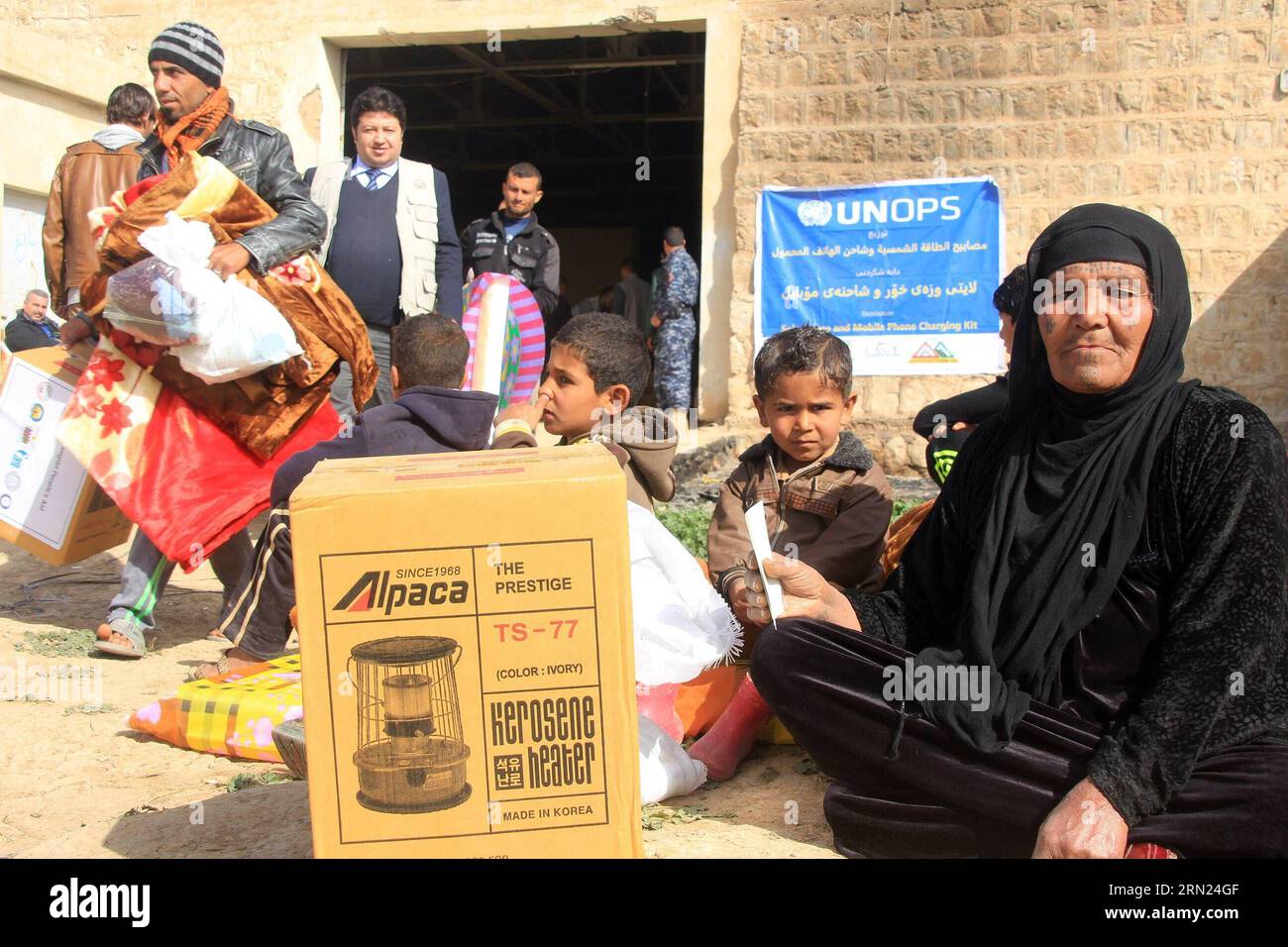 (150207) -- ERBIL, 07 de febrero de 2015 -- Una anciana se sienta en el suelo con un calentador que acaba de recibir de trabajadores humanitarios en Erbil, la capital de la región kurda iraquí, el 7 de febrero de 2015. Muchos iraquíes huyeron de Mosul en el norte de Irak después de que los militantes del Estado Islámico tomaron la ciudad y tomaron instalaciones públicas en las afueras de Erbil como sus hogares temporales. IRAK-ERBIL-DESPLAZADA YaserxJawad PUBLICATIONxNOTxINxCHN Erbil 07 2015 de febrero a la anciana mujer se sienta EN el suelo con un calentador que acaba de recibir de los trabajadores humanitarios en Erbil, la ciudad capital de la región kurda iraquí, EL 7 2015 de febrero l Foto de stock