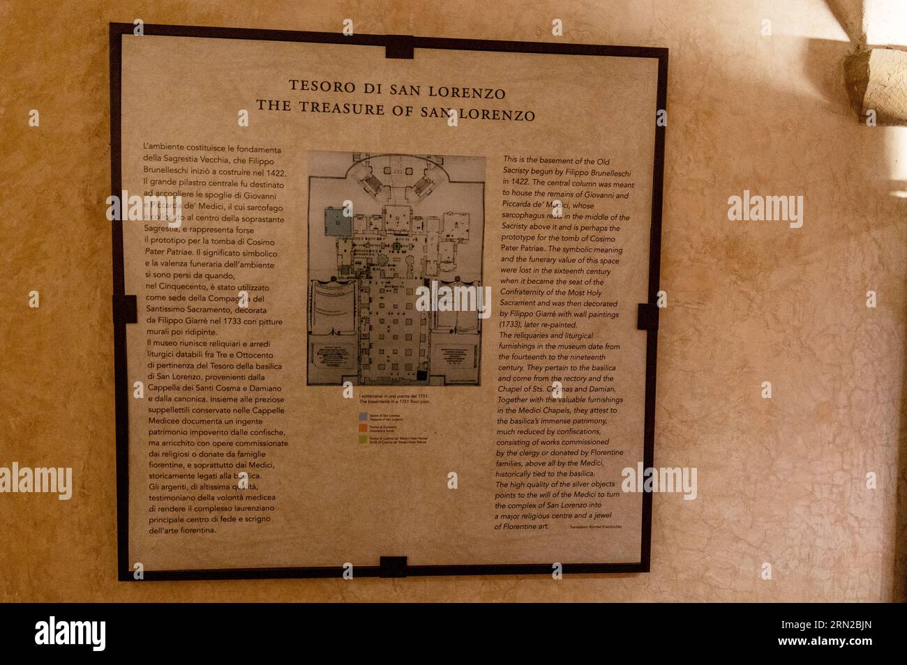 Información enmarcada por un visitante dentro de la Cripta de la Capilla Medici, un sótano bajo el patio del Claustro de San Antonino parte de la Basílica de San Foto de stock