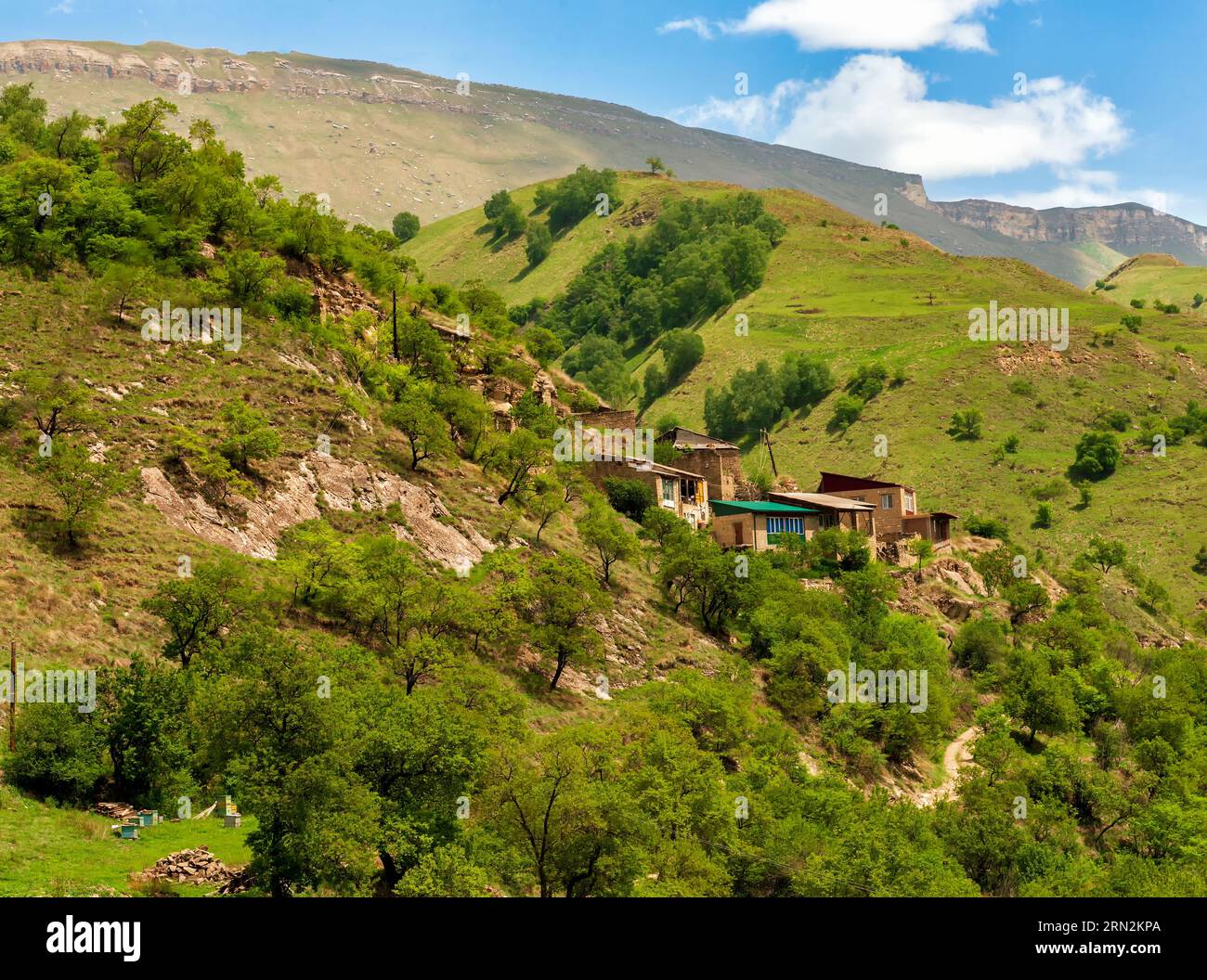 Paisaje de montaña y asentamiento sin nombre cerca del pueblo de Sogratl en Daguestán Foto de stock