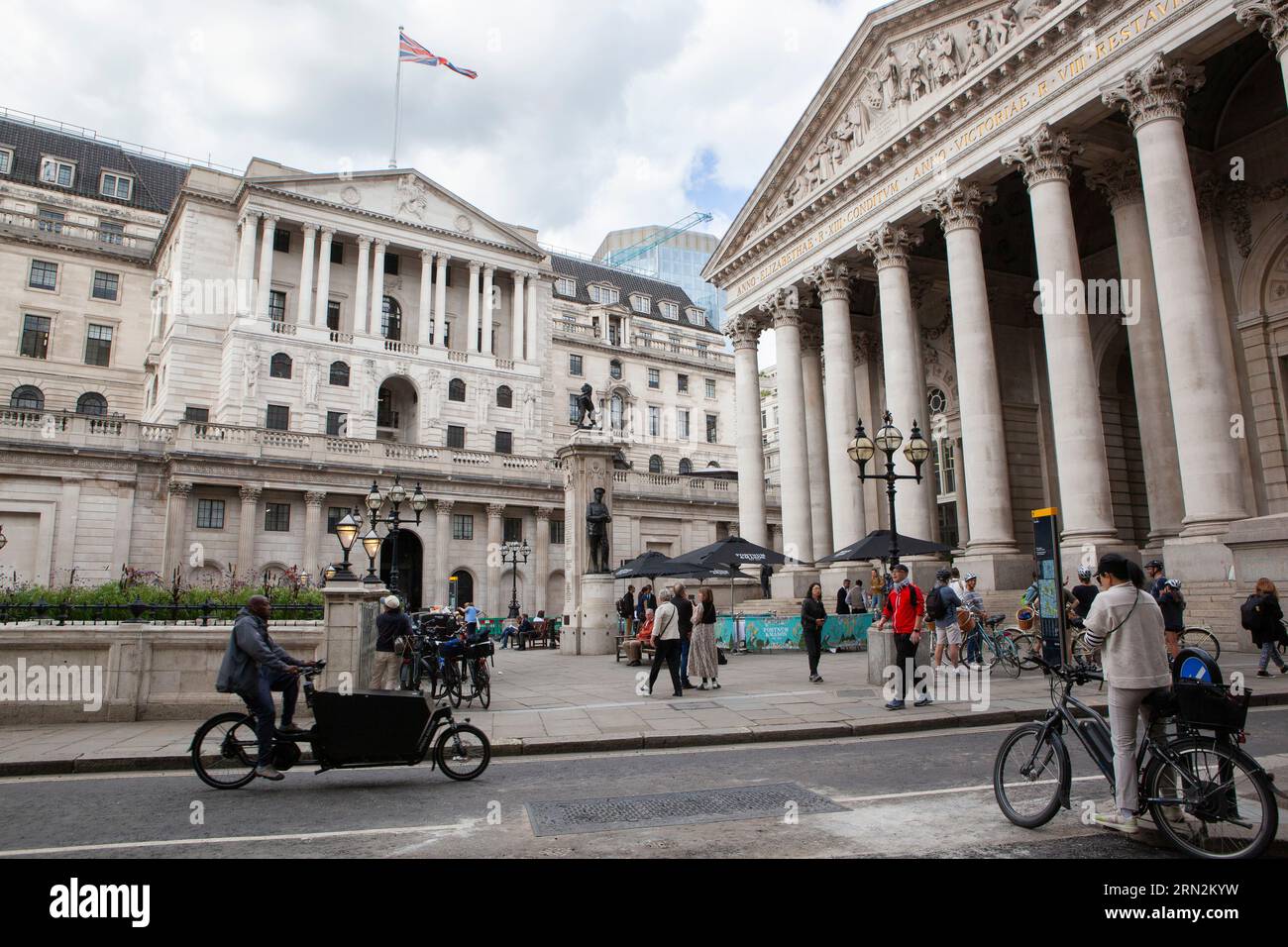 Londres, Reino Unido. 30º de agosto de 2023. El Banco de Inglaterra (izquierda) en la ciudad de Londres. El economista jefe del Banco, Huw Pill, ha indicado que se pueden utilizar nuevas subidas de las tasas de interés para alcanzar su tasa de inflación del 2 %. La inflación en el Reino Unido Current'y se sitúa en el 6,8 %. Crédito: Anna Watson/Alamy Live News Foto de stock