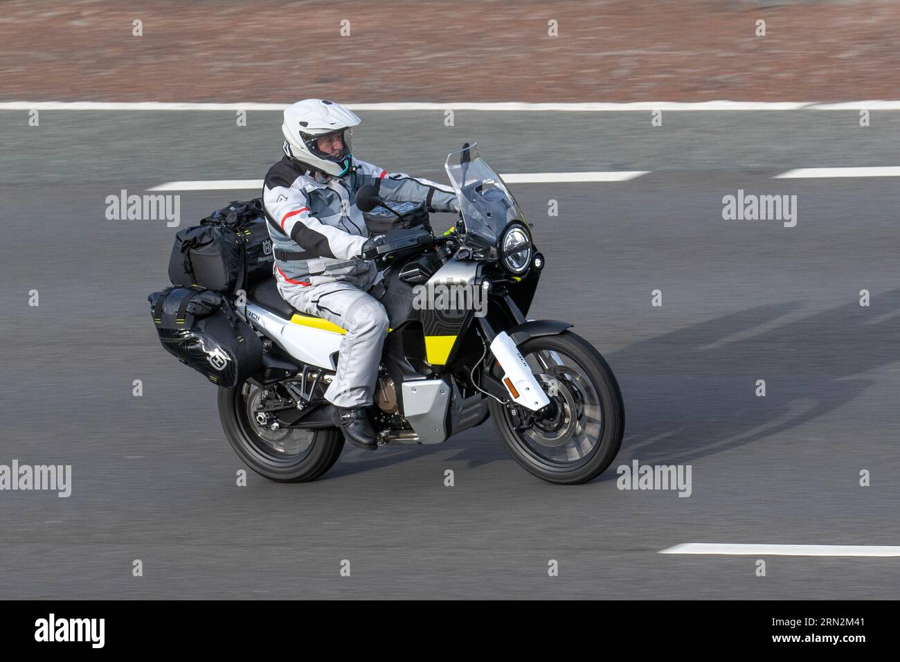 Motocicleta de turismo de aventura Norden 901, motociclista; transporte de dos ruedas de Husqvarna, gemelo paralelo de 889cc, vehículo de motor LC8, carreteras, motos, motociclistas que viajan a gran velocidad en la autopista M6 en el Gran Manchester, Reino Unido Foto de stock