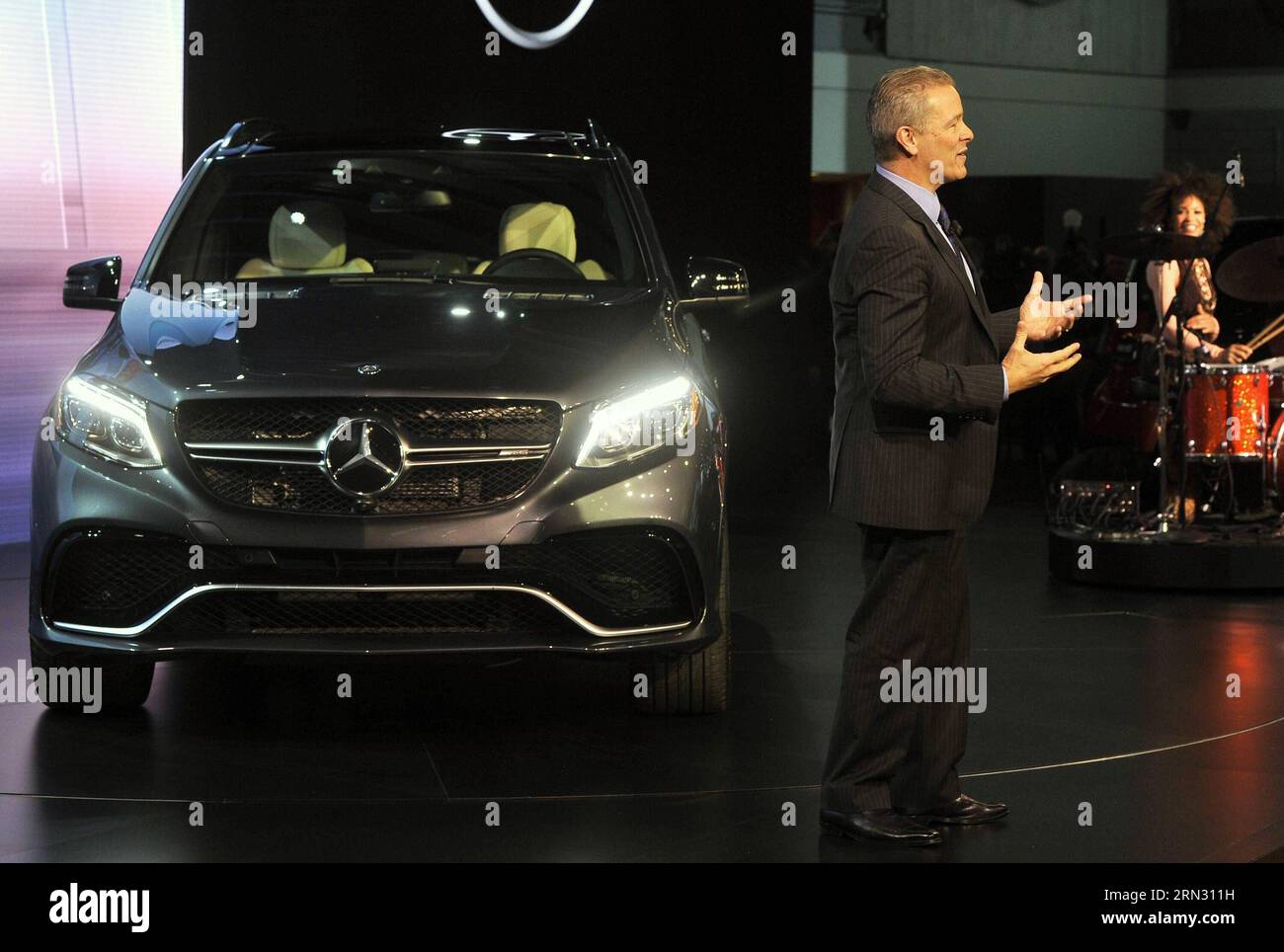 150401 -- NUEVA YORK, 1 de abril de 2015 -- Tobias Moers, presidente del Consejo de Administración de Mercedes-AMG GmbH, presenta la nueva variante híbrida enchufable del BENZ GLE SUV en el Salón Internacional del Automóvil de Nueva York en Nueva York, Estados Unidos, el 1 de abril de 2015. Una nueva generación de súper autos que se dice que han llevado la velocidad, la potencia y la tecnología automotriz a nuevos niveles se exhibirá en el Salón Internacional del Automóvil de Nueva York 2015 NYIAS, programado para llevarse a cabo del 3-12 al 26 de abril en el Centro de Convenciones Jacob K. Javits en Manhattan, Nueva York. EE.UU.-NUEVA YORK-INTERNACIONAL AUTO SHOW WANGXLEI PUBLICATIONXNOTXINXCHN Foto de stock