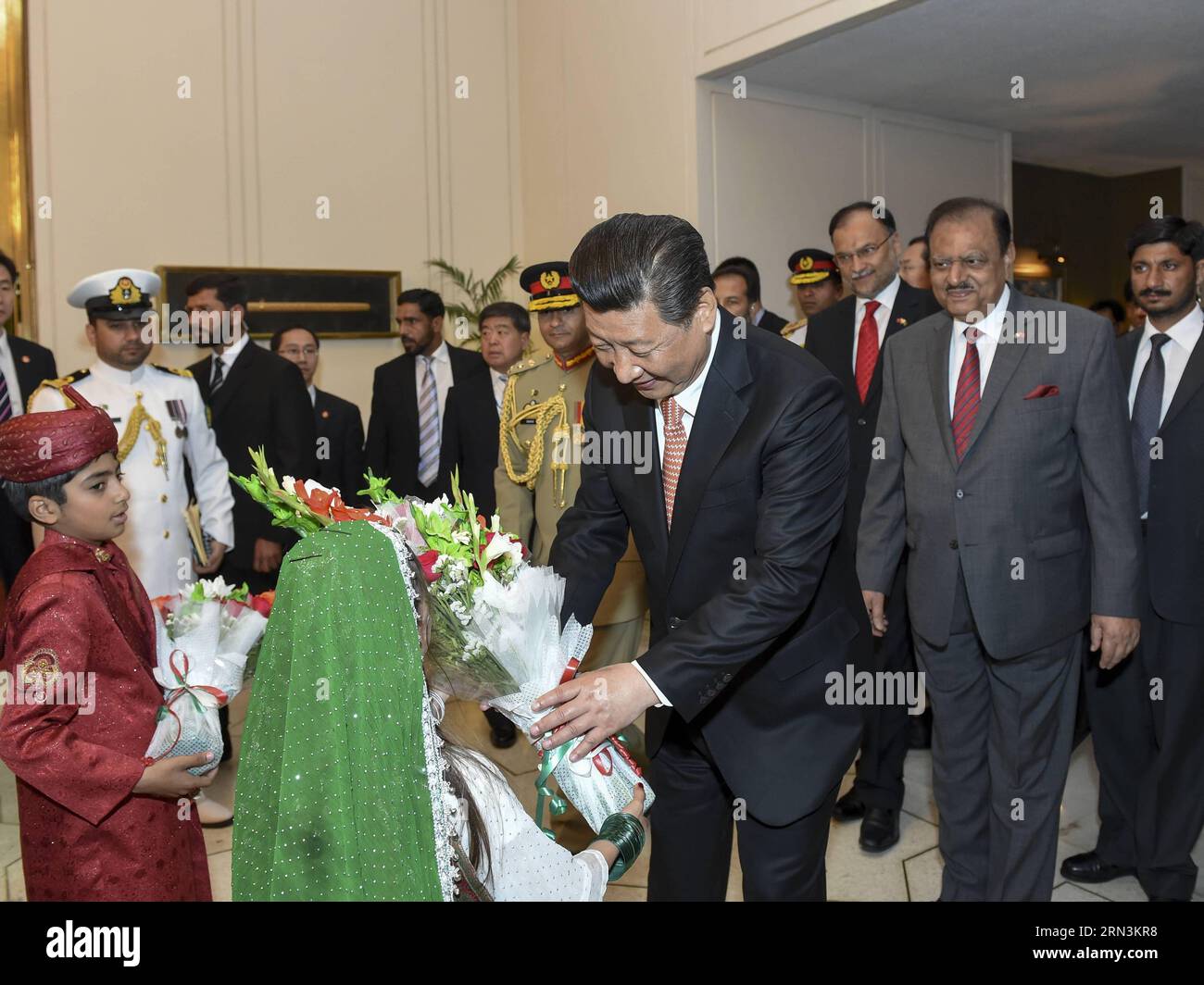 (150421) -- ISLAMABAD, 21 de abril de 2015 -- El presidente chino Xi Jinping recibe flores de un niño antes de reunirse con el presidente paquistaní Mamnoon Hussain en Islamabad, Pakistán, 21 de abril de 2015. ) (ZHS) PAKISTÁN-CHINA-XI JINPING-REUNIÓN LixXueren PUBLICATIONxNOTxINxCHN Islamabad ABRIL 21 2015 El presidente chino Xi Jinping recibe flores de un niño antes de reunirse con el presidente paquistaní Hussain en Islamabad PAKISTÁN ABRIL 21 2015 Foto de stock