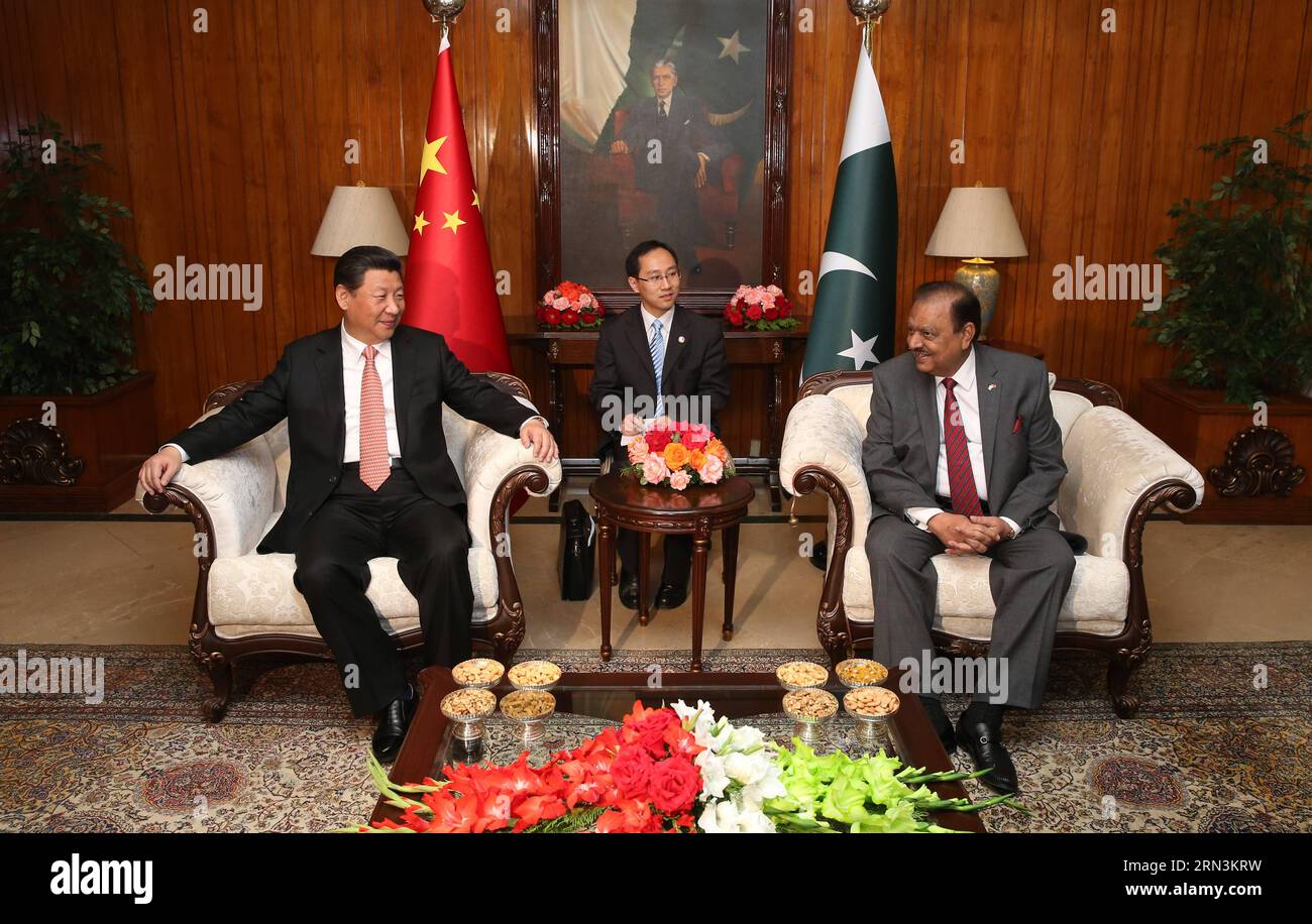 (150421) -- ISLAMABAD, 21 de abril de 2015 -- El presidente chino Xi Jinping (izq.) se reúne con el presidente paquistaní Mamnoon Hussain en Islamabad, Pakistán, 21 de abril de 2015. ) (ZHS) PAKISTÁN-CHINA-XI JINPING-REUNIÓN PangxXinglei PUBLICATIONxNOTxINxCHN Islamabad ABRIL 21 2015 El presidente chino Xi Jinping l se reúne con el presidente pakistaní Hussain en Islamabad PAKISTÁN ABRIL 21 2015 Foto de stock