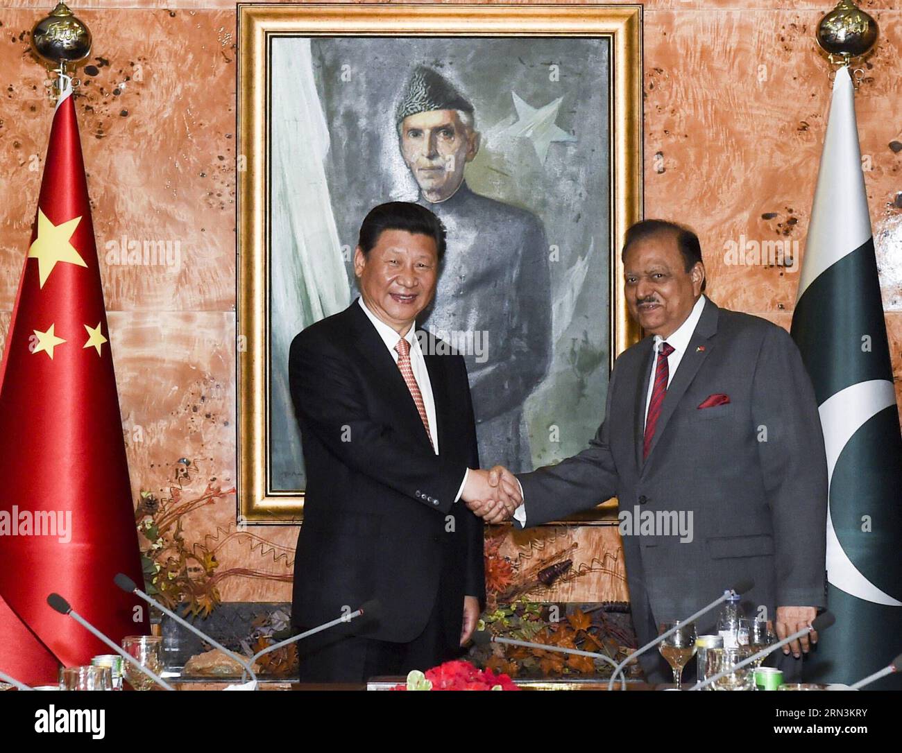 (150421) -- ISLAMABAD, 21 de abril de 2015 -- El presidente chino Xi Jinping (izq.) le da la mano al presidente paquistaní Mamnoon Hussain en Islamabad, Pakistán, 21 de abril de 2015. ) (ZHS) PAKISTÁN-CHINA-XI JINPING-REUNIÓN LIxXUEREN PUBLICATIONxNOTxINxCHN Islamabad Abril 21 2015 El presidente chino Xi Jinping l da la mano al presidente paquistaní Hussain en Islamabad Pakistán Abril 21 2015 Pakistán China Reunión Xi Jinping LixXueren PUBLICATIONxNOTxINxCHN Foto de stock