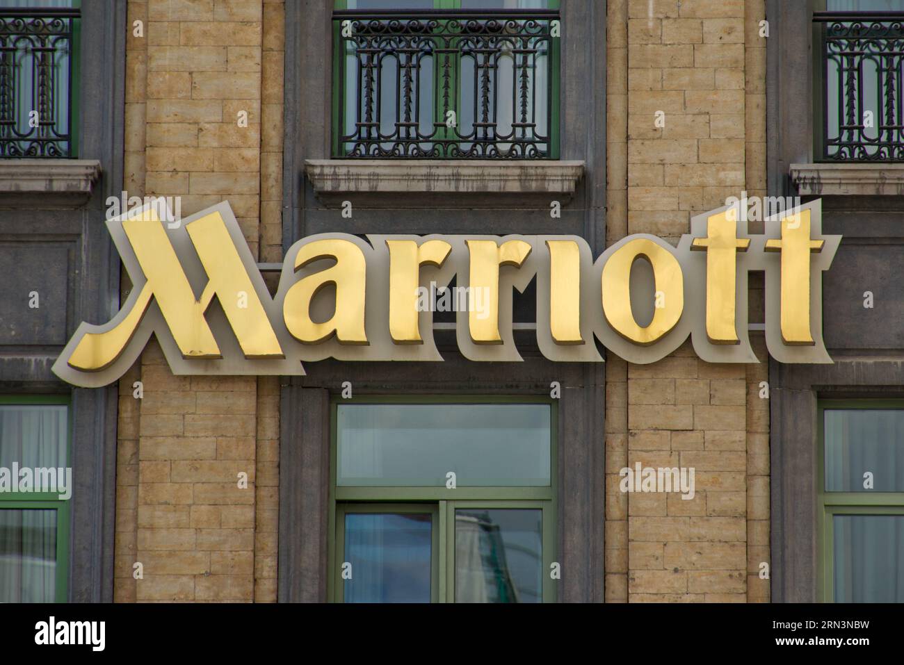 El logotipo del lujoso y famoso hotel Marriott en el corazón de Bruselas, Bélgica. Foto de stock