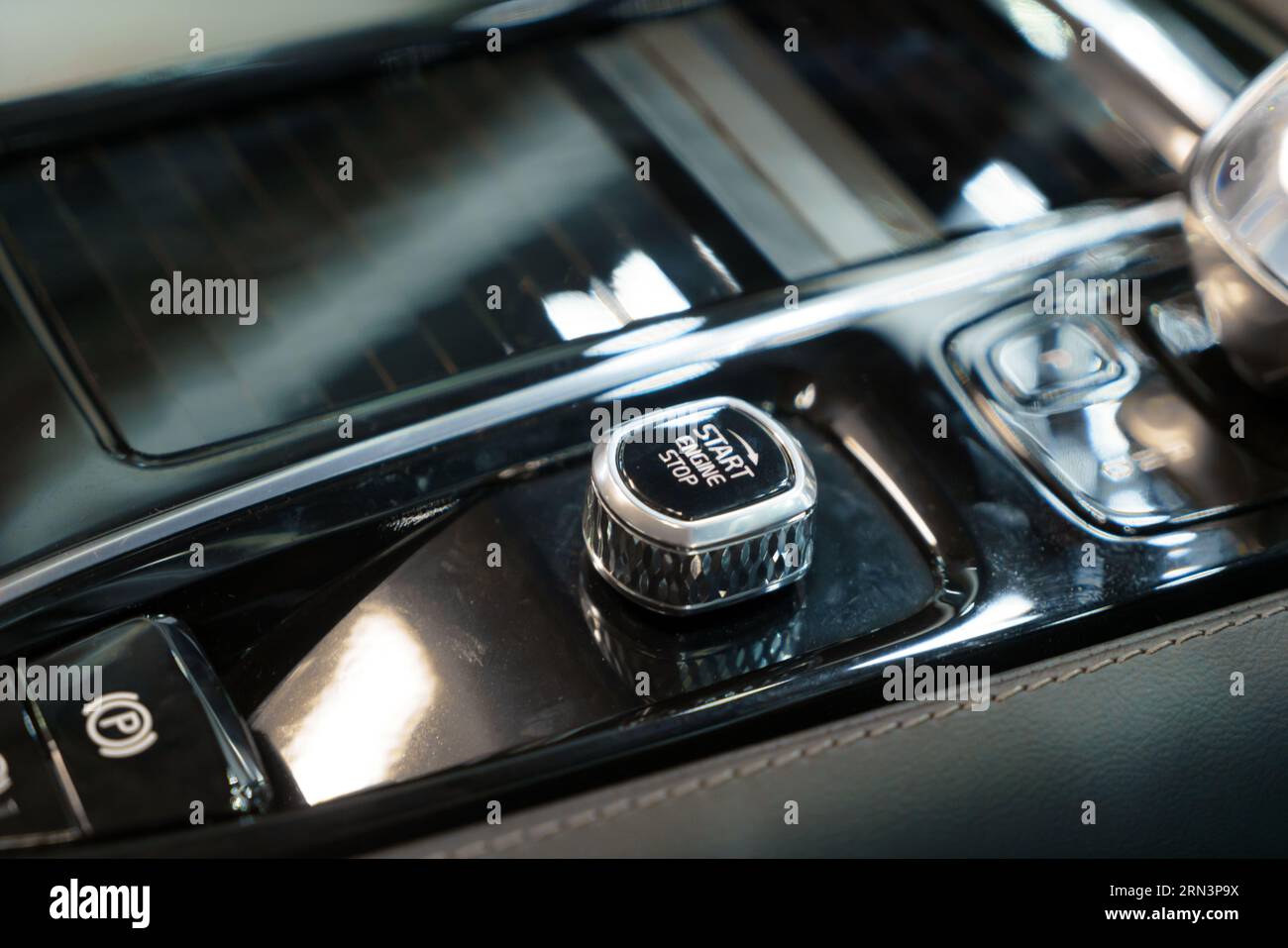 Botón de arranque del motor Lamborghini Aventador Fotografía de stock -  Alamy