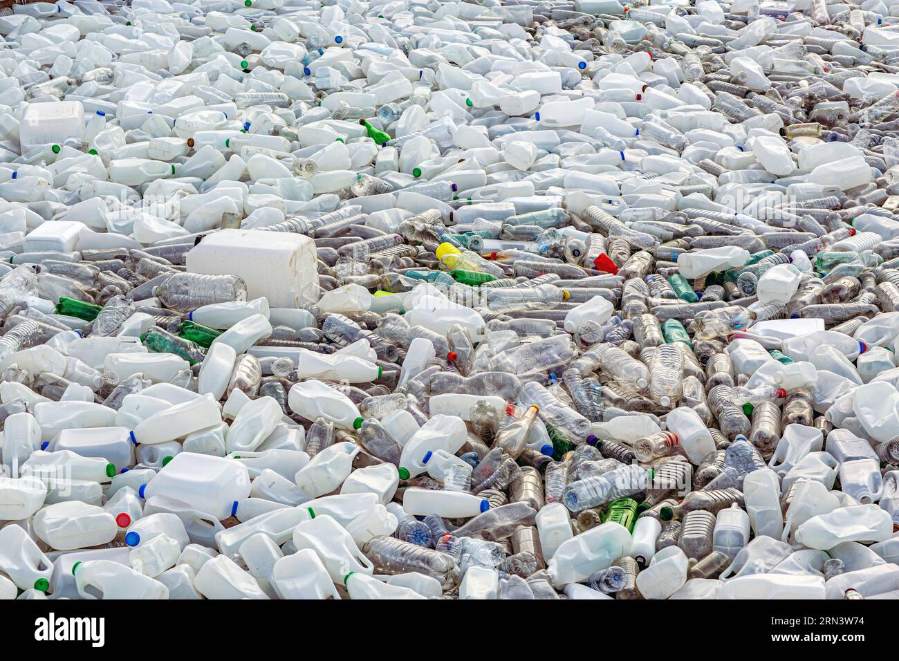 Residuos plásticos flotando en la superficie de la contaminación del agua. Mar de residuos plásticos. Foto de stock