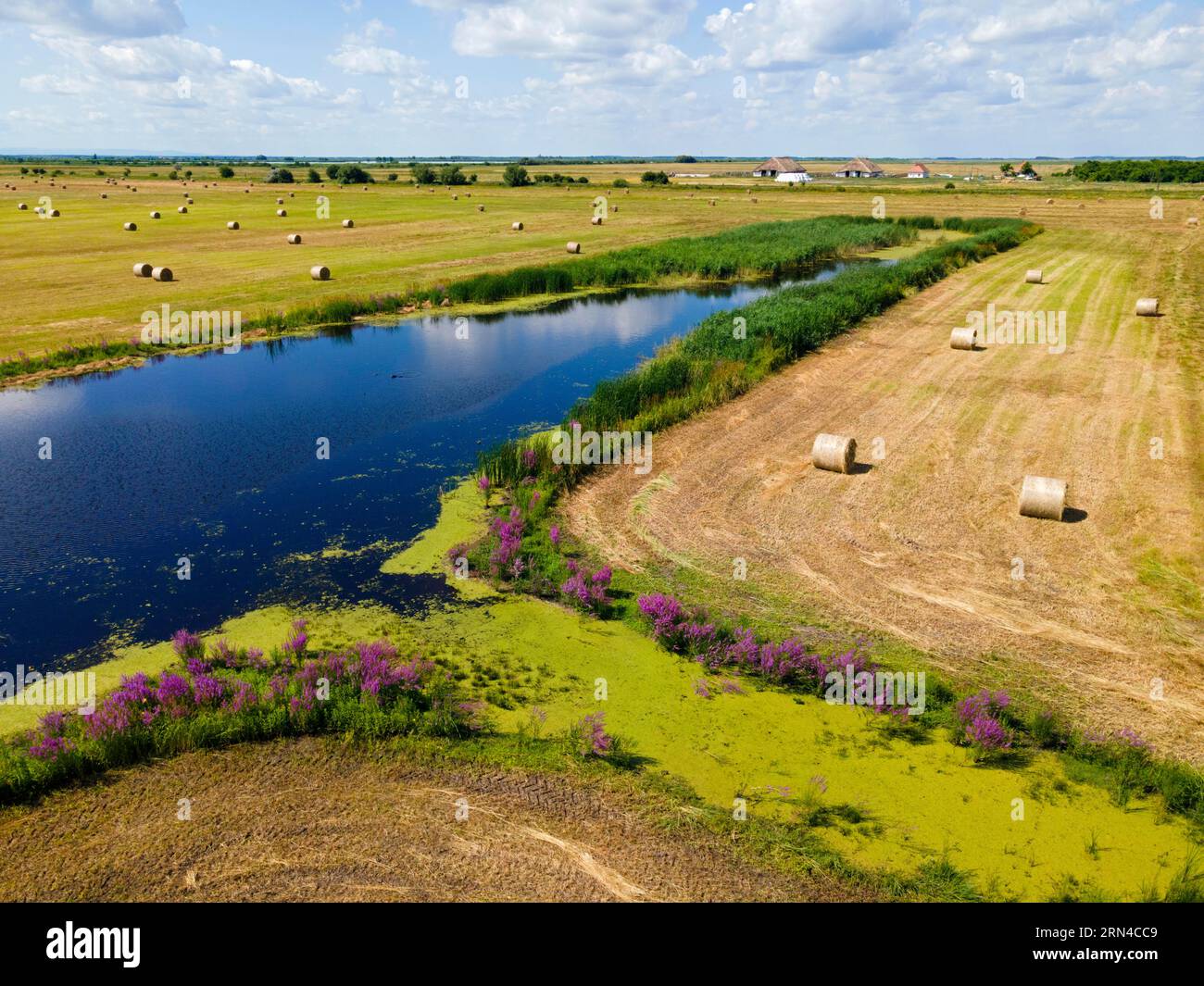 Vista aérea, lago en la estepa, Hortobagy National Park Hortobagy, Hortobagyi Nemzeti Park, Hortobagyi Csillagosegbolt Park, Puszta, área de la estepa Foto de stock