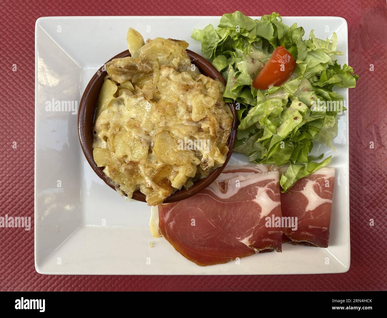 Trufa, patata y queso sartén con jamón ahumado, especialidad de Auvernia, Alimentación, Lyon, Departamento Rhone, región Auvernia-Ródano-Alpes, Francia Foto de stock