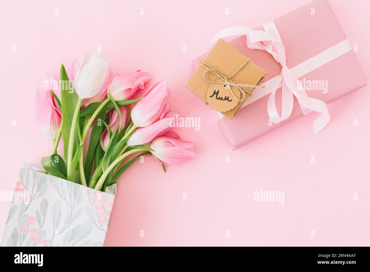 Inscripción para mamá con tulipanes caja de regalo Foto de stock