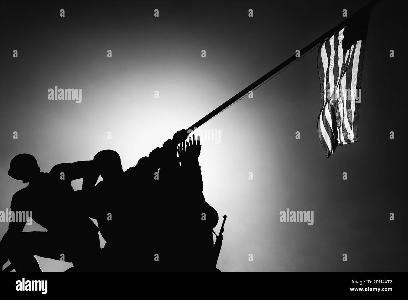 ARLINGTON, VA, Estados Unidos — El Memorial Iwo Jima, también conocido como el Memorial de Guerra del Cuerpo de Marines, se erige como un poderoso tributo al valor de los Marines de EE.UU. Durante la Segunda Guerra Mundial Foto de stock