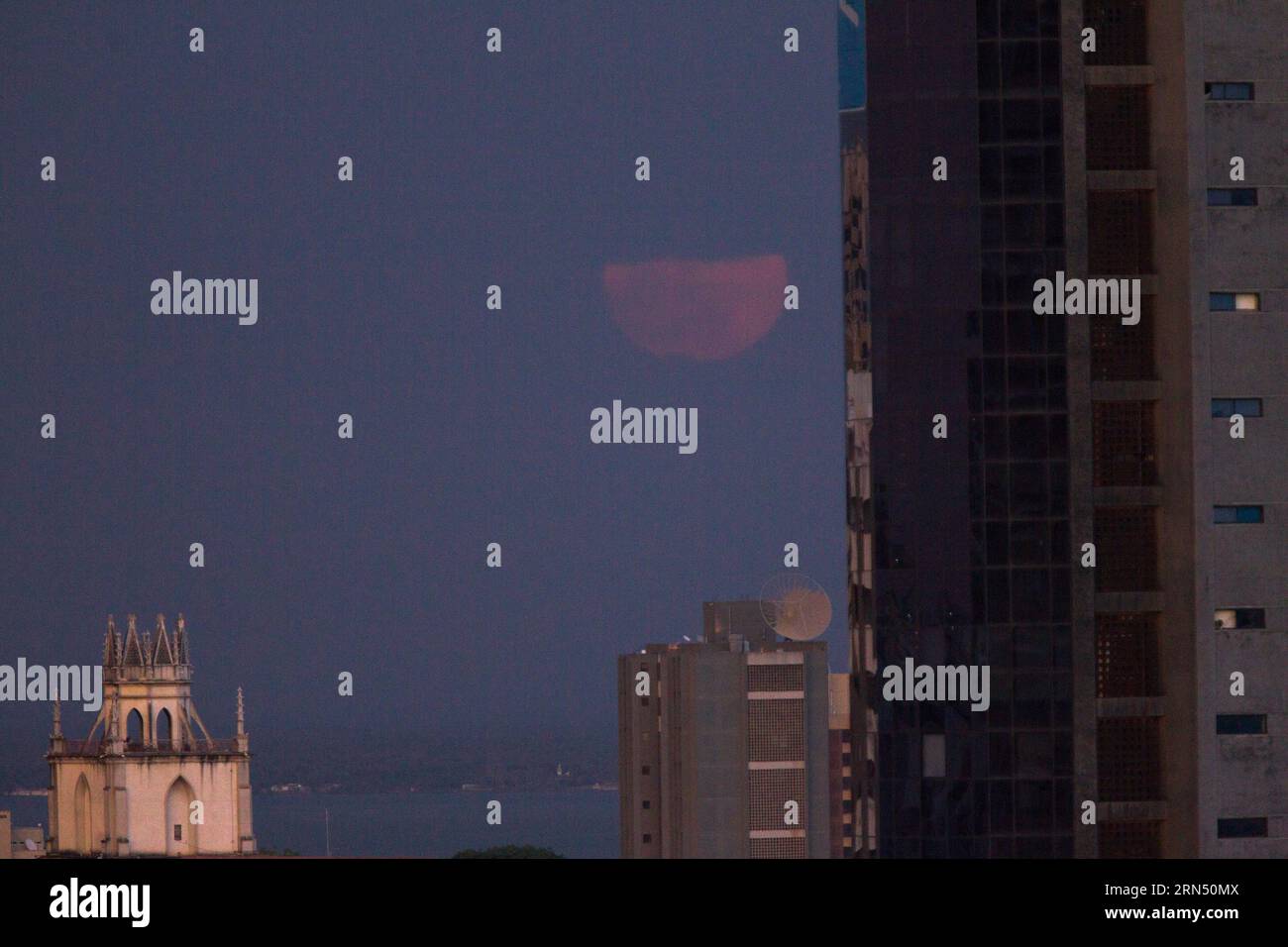 Maracaibo, Venezuela. 30º de agosto de 2023. La luna súper azul, se eleva al este de la ciudad de Maracaibo, entre la niebla de un cielo nublado. El 30 de agosto de 2023, Maracaibo, Venezuela. (Imagen de crédito: © Jose Isaac Bula Urrutia/eyepix vía ZUMA Press Wire) ¡USO EDITORIAL SOLAMENTE! ¡No para USO comercial! Foto de stock