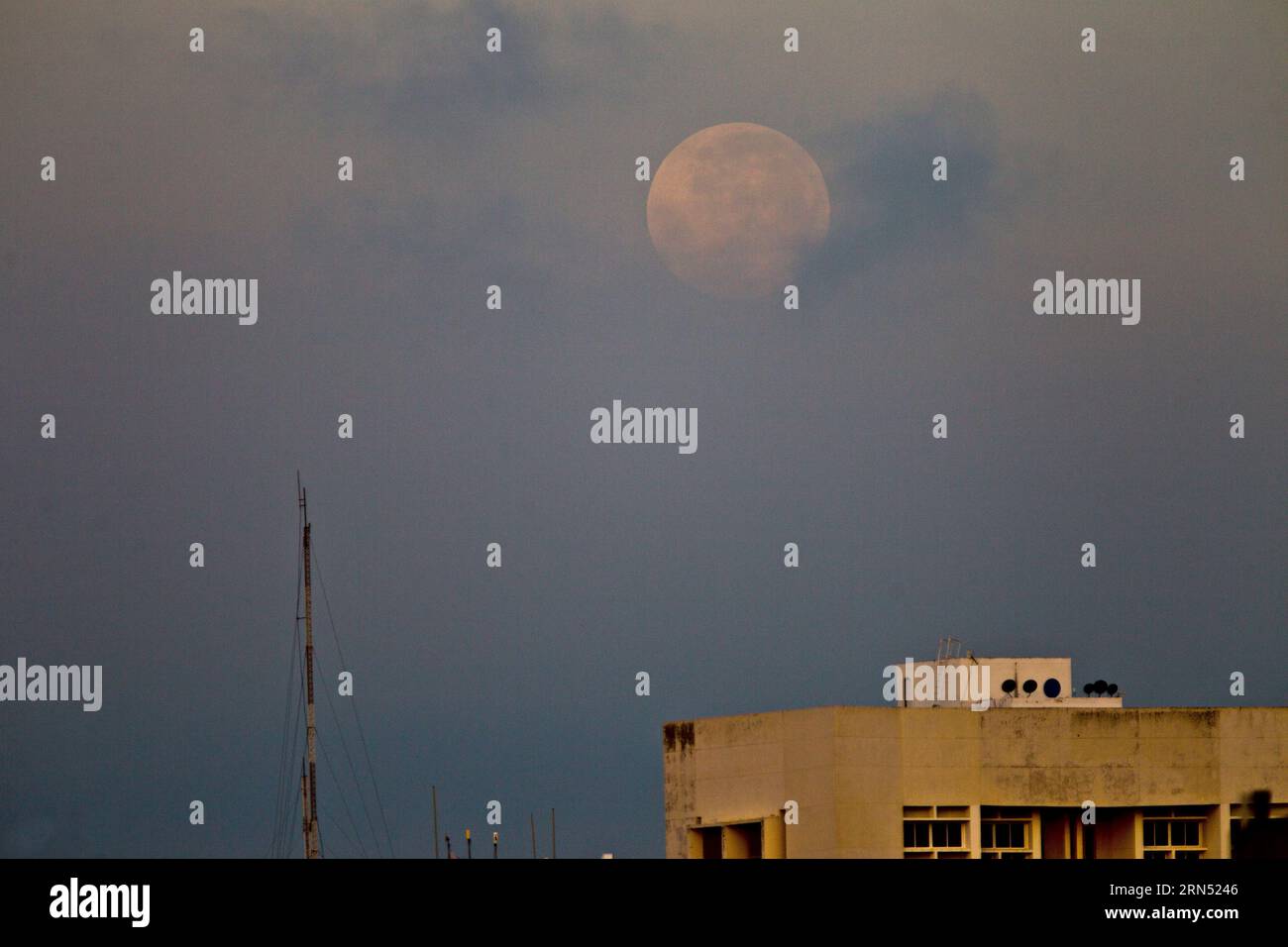 Maracaibo, Venezuela. 30º de agosto de 2023. La luna súper azul, se eleva al este de la ciudad de Maracaibo, entre la niebla de un cielo nublado. El 30 de agosto de 2023, Maracaibo, Venezuela. (Imagen de crédito: © Jose Isaac Bula Urrutia/eyepix vía ZUMA Press Wire) ¡USO EDITORIAL SOLAMENTE! ¡No para USO comercial! Foto de stock