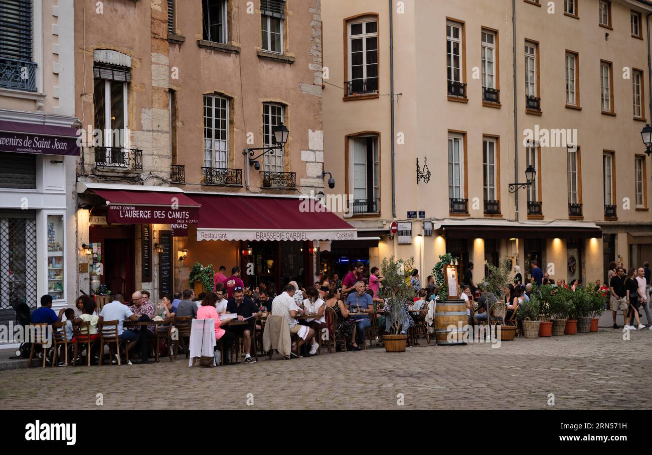 Personas en cafés y restaurantes de la calle, casco antiguo, Lyon, departamento del Ródano, Región Auvernia-Ródano-Alpes, Francia Foto de stock