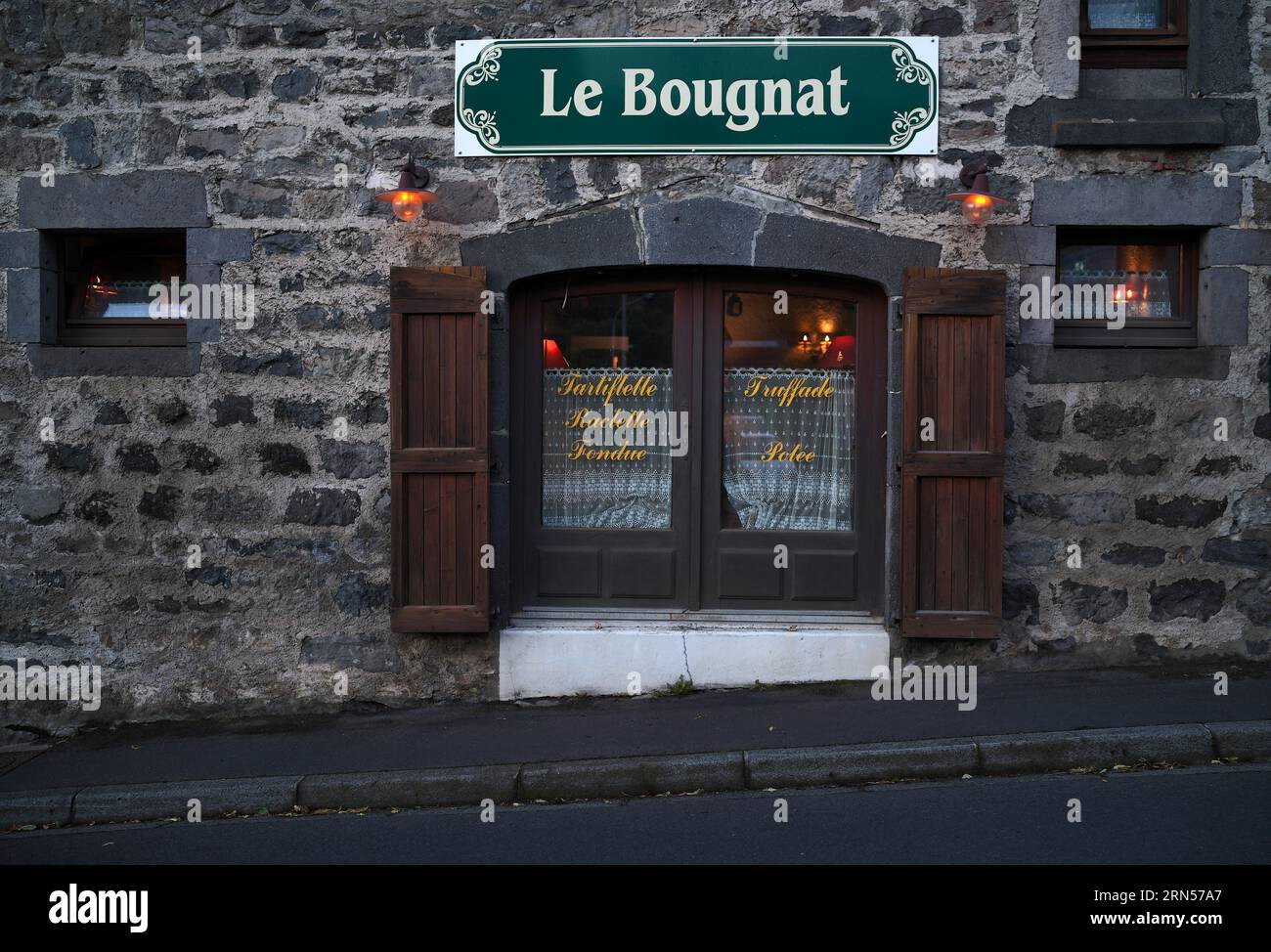 Restaurante Le Bougnat con especialidades regionales, Mont-Dore, Departamento Puy-de-Dome, Región Auvernia-Ródano-Alpes, Francia Foto de stock