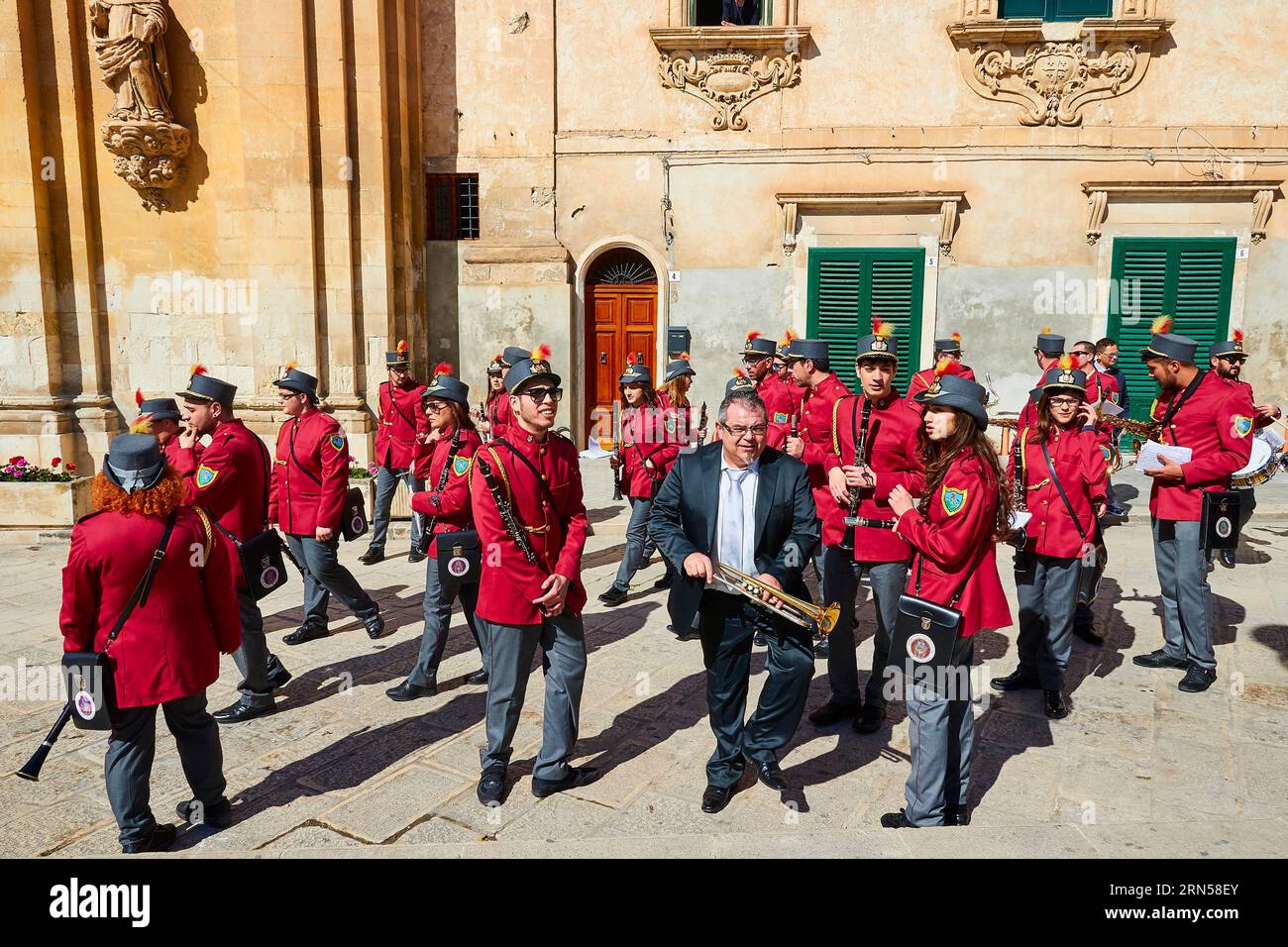 Banda de música, uniformes rojos, Scigli, ciudad barroca, ángulo barroco, sureste, Sicilia, Italia Foto de stock