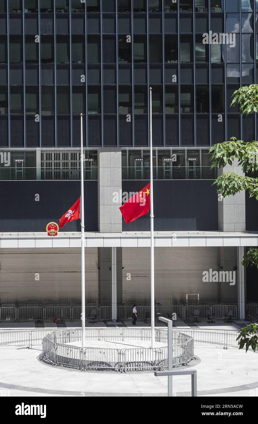 (150619) -- HONG KONG, 19 de junio de 2015 -- La bandera nacional china (R) y la bandera de la Región Administrativa Especial de Hong Kong vuelan a medio mástil para llorar a Qiao Shi, ex presidente del Comité Permanente del Congreso Popular Nacional de China, en la sede del gobierno de la Región Administrativa Especial de Hong Kong en Hong Kong, al sur de China, 19 de junio de 2015. (Wyo) CHINA-LATIGUADOR DE LUTO (CN) HexJingjia PUBLICATIONxNOTxINxCHN Hong Kong Junio 19 2015 La bandera nacional china r y la bandera de la región administrativa especial de Hong Kong Vuelan A medio mástil a Morne Qiao Shi ex presidente Foto de stock