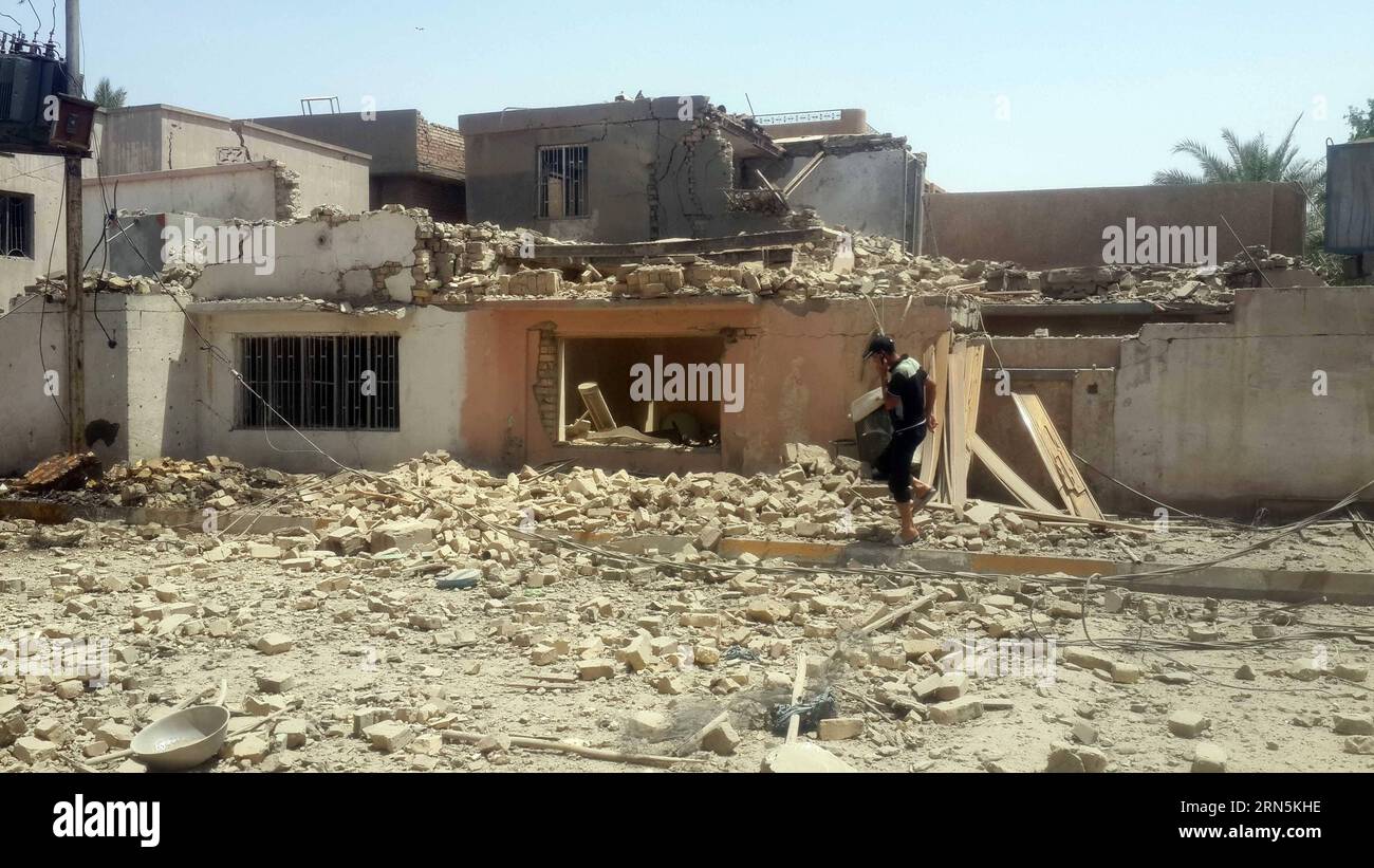 AKTUELLES ZEITGESCHEHEN Falludscha - Schäden nach Luftangriff der Irakischen Armee (150628) -- FALLUJAH, 28 de junio de 2015 -- un hombre camina entre las ruinas de un edificio destruido después de un ataque aéreo de la Fuerza Aérea Iraquí en la ciudad de Fallujah, tomada por militantes del Estado Islámico (EI), a unos 50 km al oeste de Bagdad, Irak, el 28 de junio de 2015. Al menos diez personas murieron y diecinueve resultaron heridas durante el bombardeo del domingo. (djj) IRAK-FALUYA-BOMBARDEO SamixJawad PUBLICATIONxNOTxINxCHN Noticias ACTUALES DAÑOS DESPUÉS DEL ATAQUE AÉREO El Ejército Iraquí 150628 Faluya Junio 28 2015 Un hombre camina entre la ruina Foto de stock