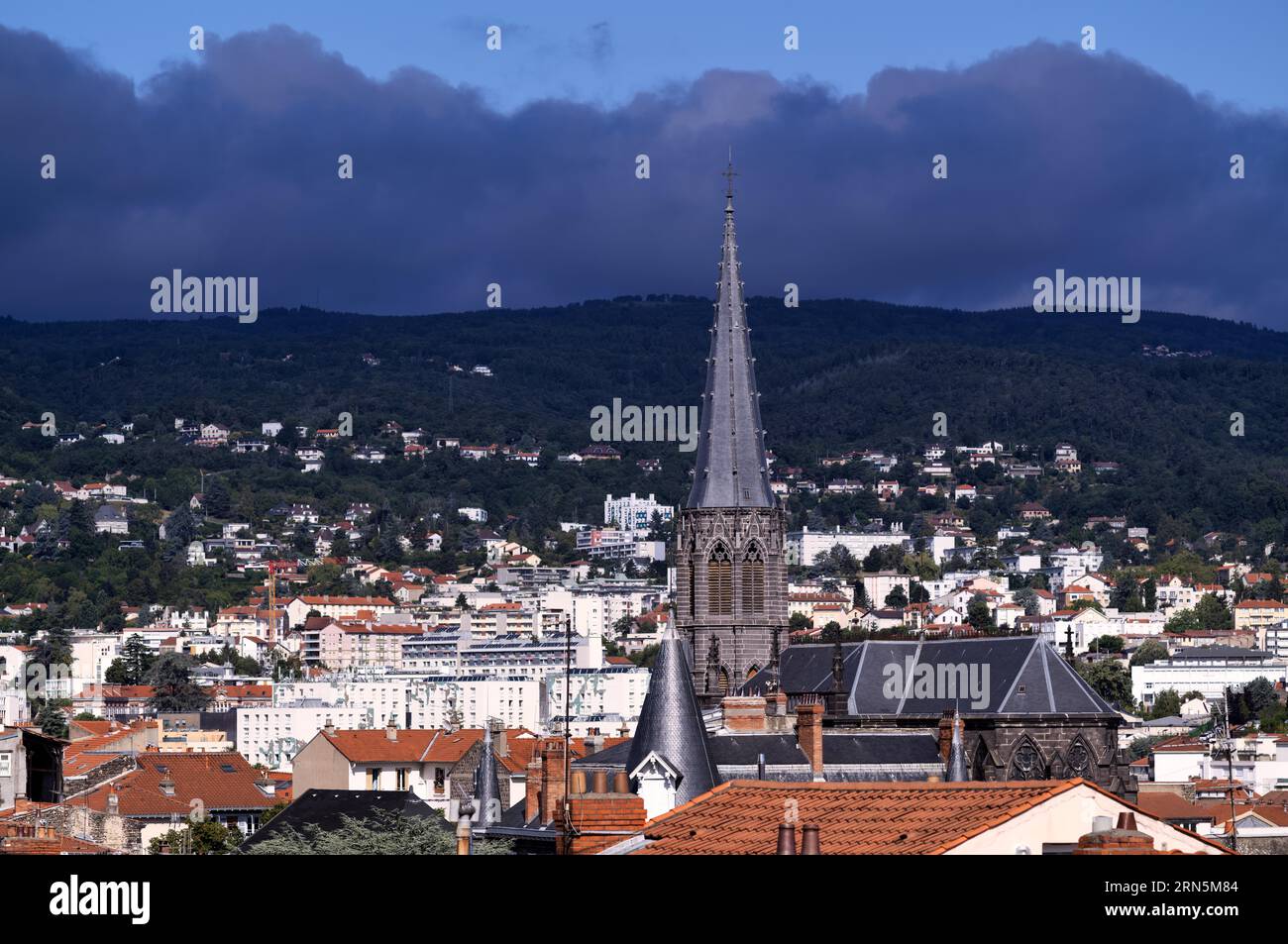 Vista sobre Clermont-Ferrand, Eglise Saint-Eutrope, Departamento Puy-de-Dome, Región Auvernia-Ródano-Alpes, FRANCIA Foto de stock