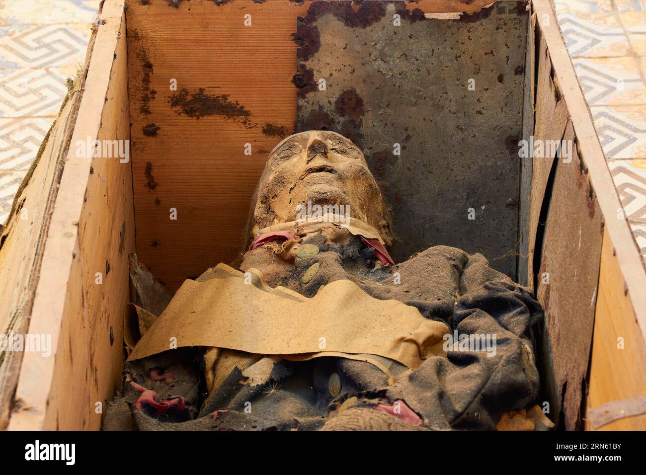 Ataúd con momia acostada en el suelo, parte superior del cuerpo, Catacombe dei Cappuccini, monasterio capuchino, cripta capuchina, momias, Palermo, capital, Sicilia Foto de stock