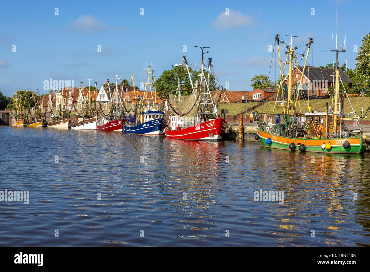 Cortador de cangrejo con red de cangrejo en el puerto de Greetsiel, Greetsiel, Frisia Oriental, Mar del Norte, Baja Sajonia, Alemania Foto de stock