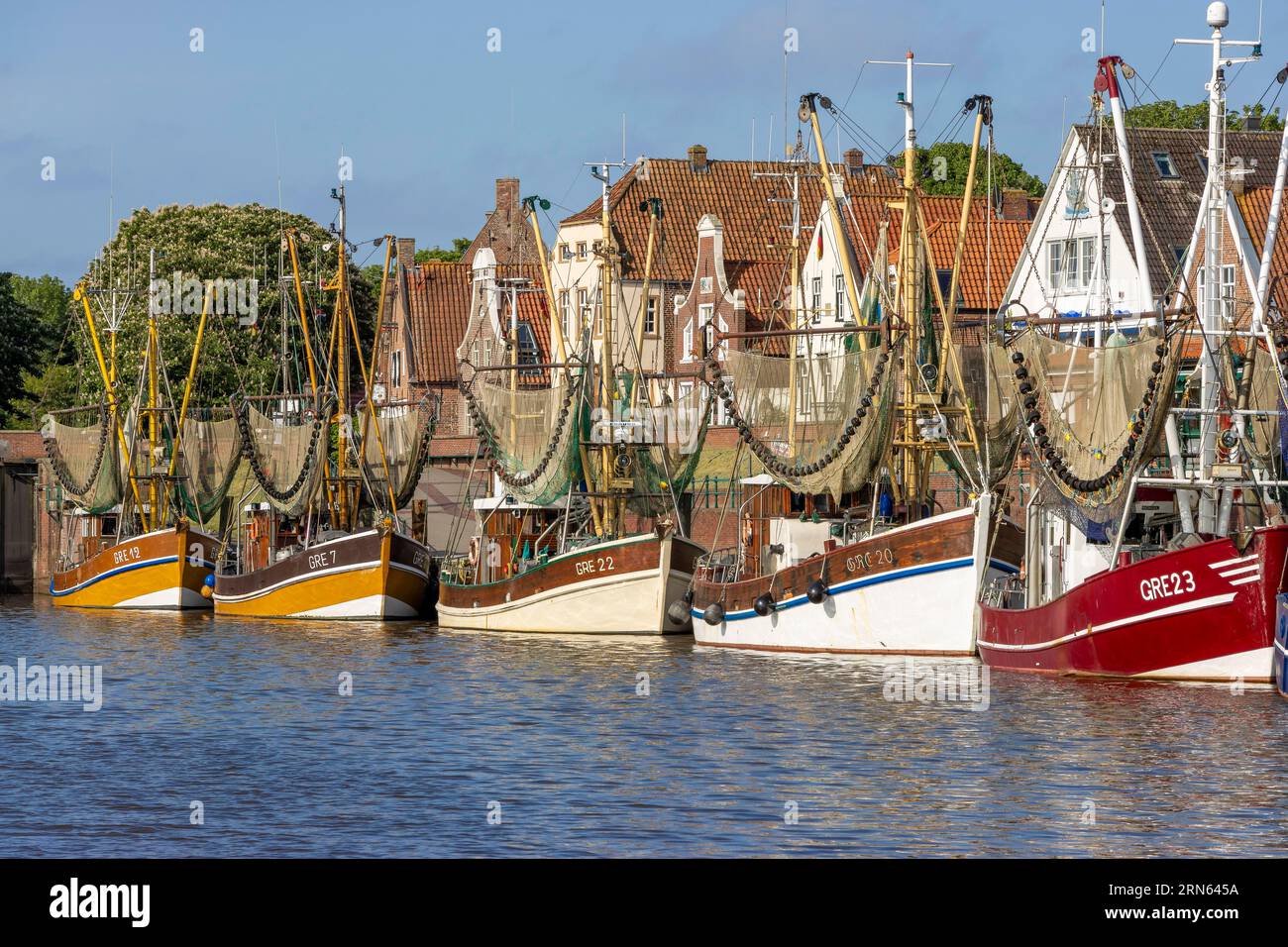 Cortador de cangrejo con red de cangrejo en el puerto de Greetsiel, Greetsiel, Frisia Oriental, Mar del Norte, Baja Sajonia, Alemania Foto de stock