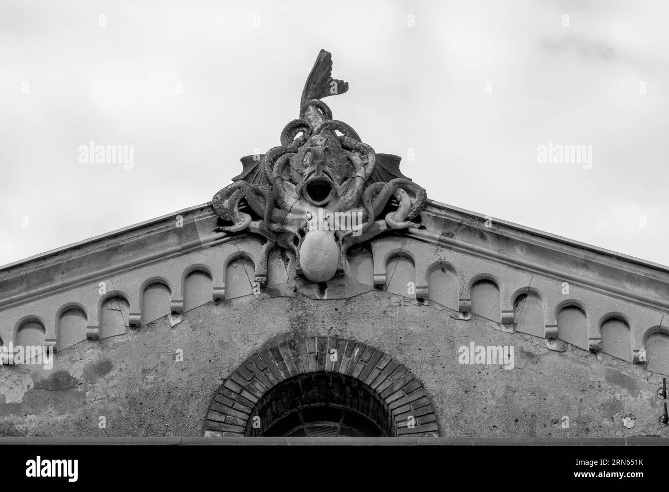 Detalle de frontón con motivos de cangrejos, pulpos, peces y conchas, mercado de pescado de construcción histórica, Rijeka, Croacia Foto de stock