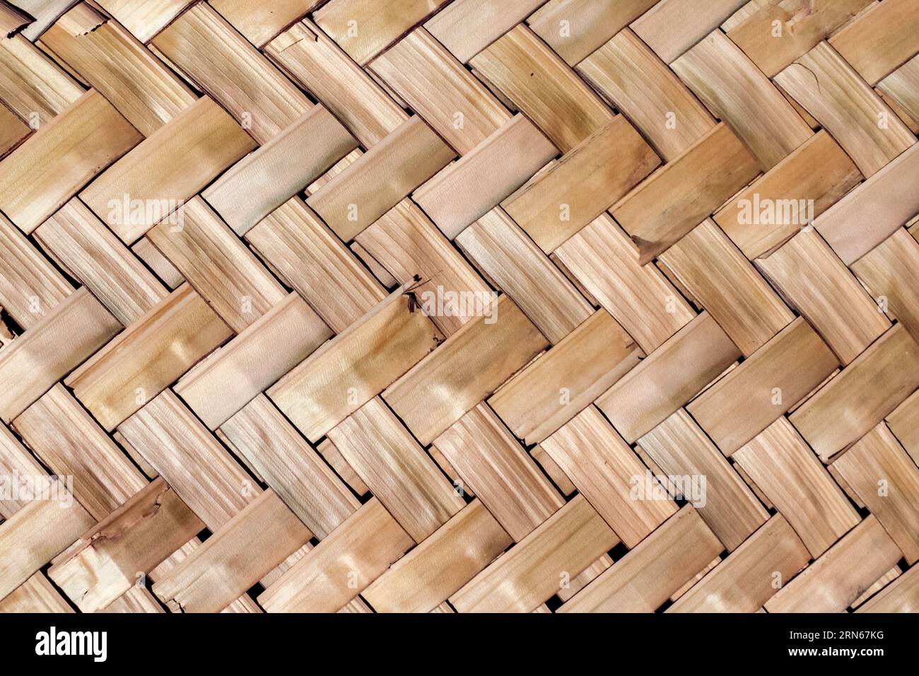 Patrón tejido con paja de palma, una estera hecha a mano, tejida con hojas  de palma, según la tradición indígena brasileña Fotografía de stock - Alamy