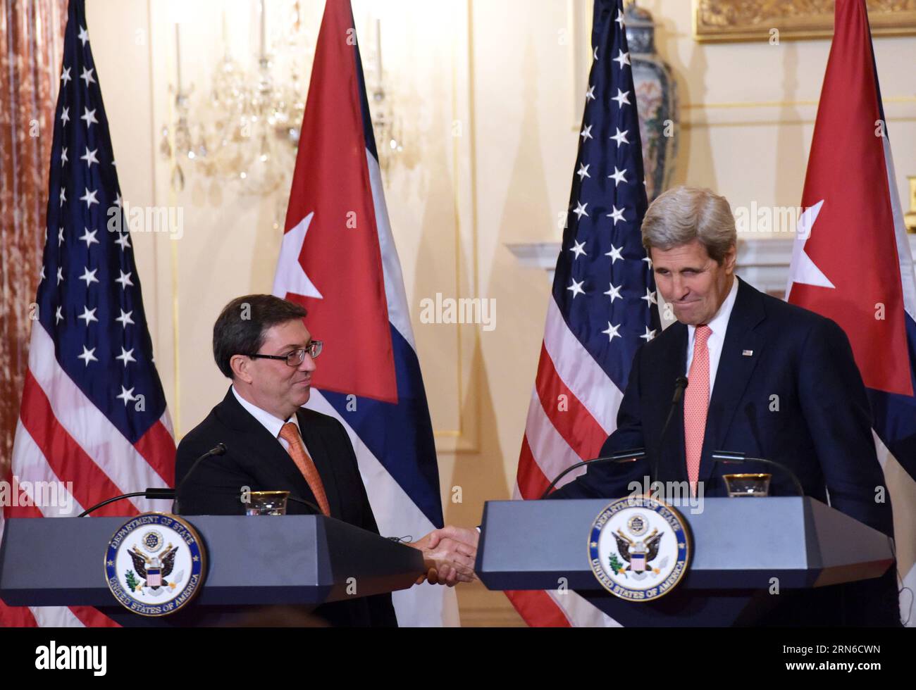 WASHINGTON D.C., 20 de julio de 2015 -- El secretario de Estado de Estados Unidos, John Kerry (R), y el canciller cubano Bruno Rodríguez, se dan la mano durante una conferencia de prensa conjunta en el Departamento de Estado en Washington, D.C., Estados Unidos, el 20 de julio de 2015. Estados Unidos y Cuba restablecieron las relaciones diplomáticas el lunes. ) YinxBogu PUBLICATIONxNOTxINxCHN WASHINGTON D C JULIO 20 2015 El Secretario de Estado de los Estados Unidos John Kerry r y los Cancilleres cubanos Bruno Rodríguez se dan la mano durante una conferencia de prensa conjunta EN el Departamento de Estado en Washington D C Estados Unidos Foto de stock