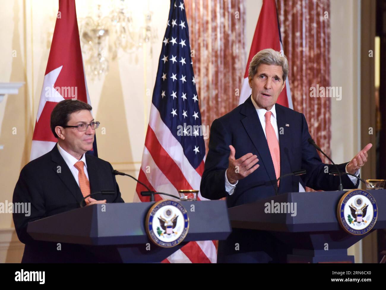 WASHINGTON D.C., 20 de julio de 2015 -- El Secretario de Estado de los Estados Unidos, John Kerry (R), y el Ministro de Relaciones Exteriores de Cuba, Bruno Rodríguez, hablan a los medios durante una conferencia de prensa conjunta en el Departamento de Estado en Washington, D.C., Estados Unidos, el 20 de julio de 2015. Estados Unidos y Cuba restablecieron las relaciones diplomáticas el lunes. ) EE.UU.-WASHINGTON D.C.-CUBA-RELACIONES DIPLOMÁTICAS YinxBogu PUBLICATIONxNOTxINxCHN WASHINGTON D C JULIO 20 2015 El Secretario de Estado de los Estados Unidos John Kerry r y los Ministros de Relaciones Exteriores de Cuba Bruno Rodríguez hablan a los medios durante una conferencia de prensa conjunta en el Departamento de Estado en Washington D C TH Foto de stock