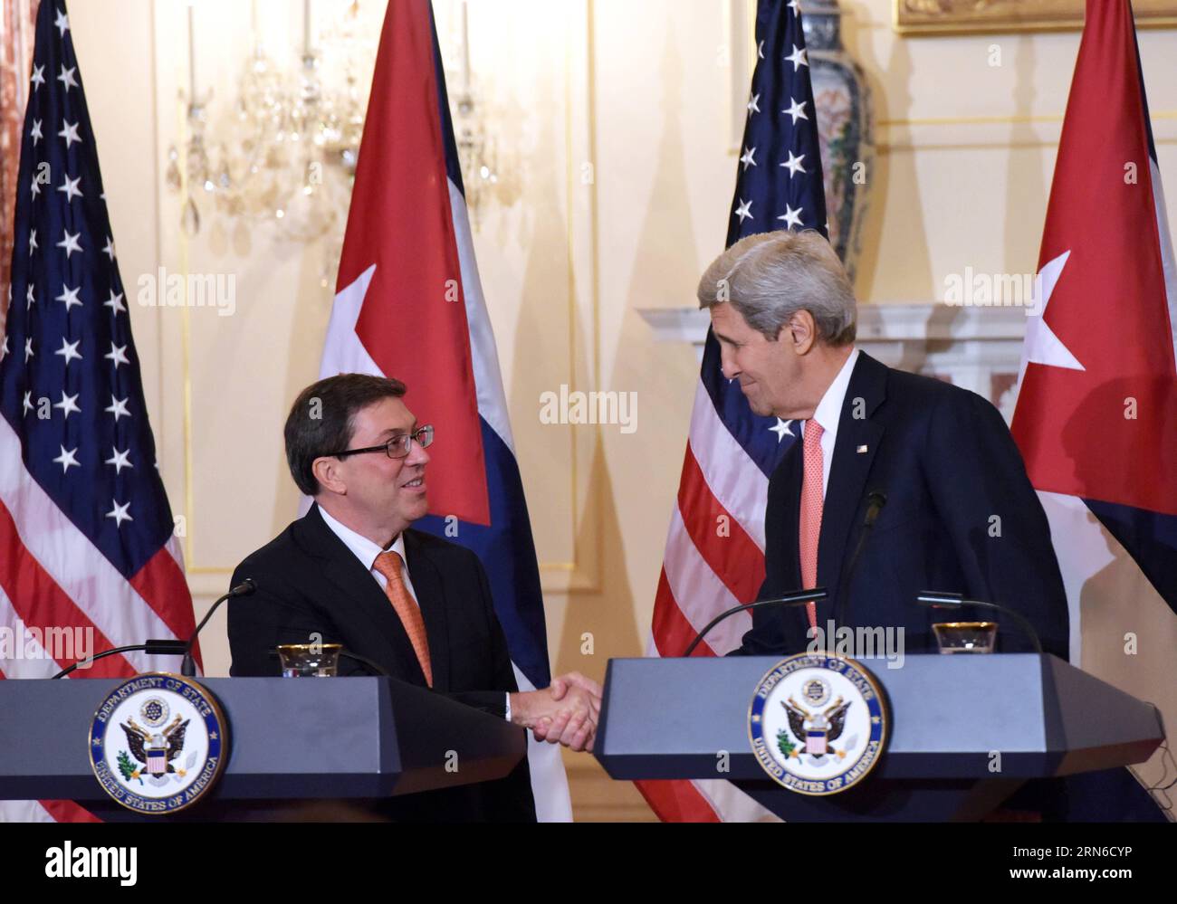 WASHINGTON D.C., 20 de julio de 2015 -- El secretario de Estado de Estados Unidos, John Kerry (R), y el canciller cubano Bruno Rodríguez, se dan la mano durante una conferencia de prensa conjunta en el Departamento de Estado en Washington, D.C., Estados Unidos, el 20 de julio de 2015. Estados Unidos y Cuba restablecieron las relaciones diplomáticas el lunes. ) YinxBogu PUBLICATIONxNOTxINxCHN WASHINGTON D C JULIO 20 2015 El Secretario de Estado de los Estados Unidos John Kerry r y los Cancilleres cubanos Bruno Rodríguez se dan la mano durante una conferencia de prensa conjunta EN el Departamento de Estado en Washington D C Estados Unidos Foto de stock