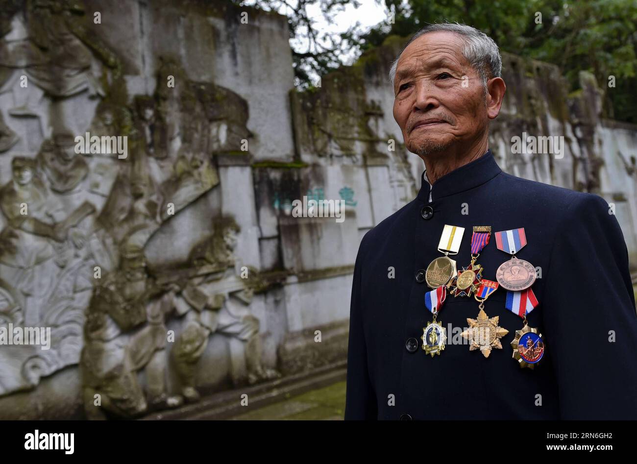 (150727) -- PEKÍN, 27 de julio de 2015 -- Lu Caiwen lamenta por los soldados sacrificados durante la batalla contra la invasión de Japón en Tengchong, provincia de Yunnan, al suroeste de China, el 21 de julio de 2015. De pie en el cementerio de Guoshang en el condado de Tengchong de la provincia de Yunnan, Lu Caiwen, un veterano de 90 años, levantó lentamente su mano derecha para rendir homenaje a sus camaradas en armas que murieron en el campo de batalla en la provincia occidental de Yunnan hace 70 años. Lu fue un coleccionista de información de inteligencia, un trabajo de alto riesgo durante la Guerra de Resistencia del Pueblo Chino contra las Agresiones Japonesas. Yo participo Foto de stock