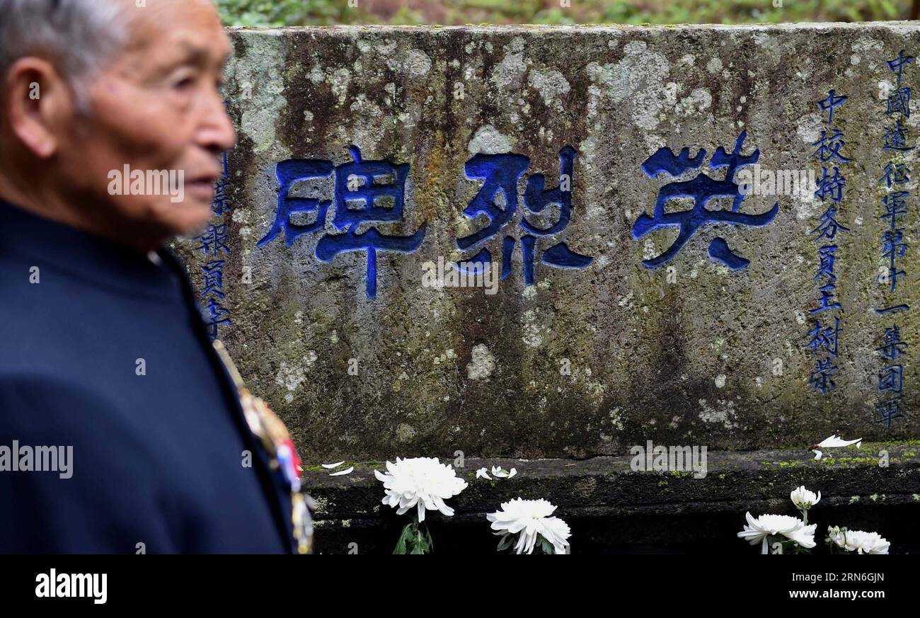 (150727) -- PEKÍN, 27 de julio de 2015 -- Lu Caiwen lamenta por los soldados sacrificados durante la batalla contra la invasión de Japón en Tengchong, provincia de Yunnan, al suroeste de China, el 21 de julio de 2015. De pie en el cementerio de Guoshang en el condado de Tengchong de la provincia de Yunnan, Lu Caiwen, un veterano de 90 años, levantó lentamente su mano derecha para rendir homenaje a sus camaradas en armas que murieron en el campo de batalla en la provincia occidental de Yunnan hace 70 años. Lu fue un coleccionista de información de inteligencia, un trabajo de alto riesgo durante la Guerra de Resistencia del Pueblo Chino contra las Agresiones Japonesas. Yo participo Foto de stock