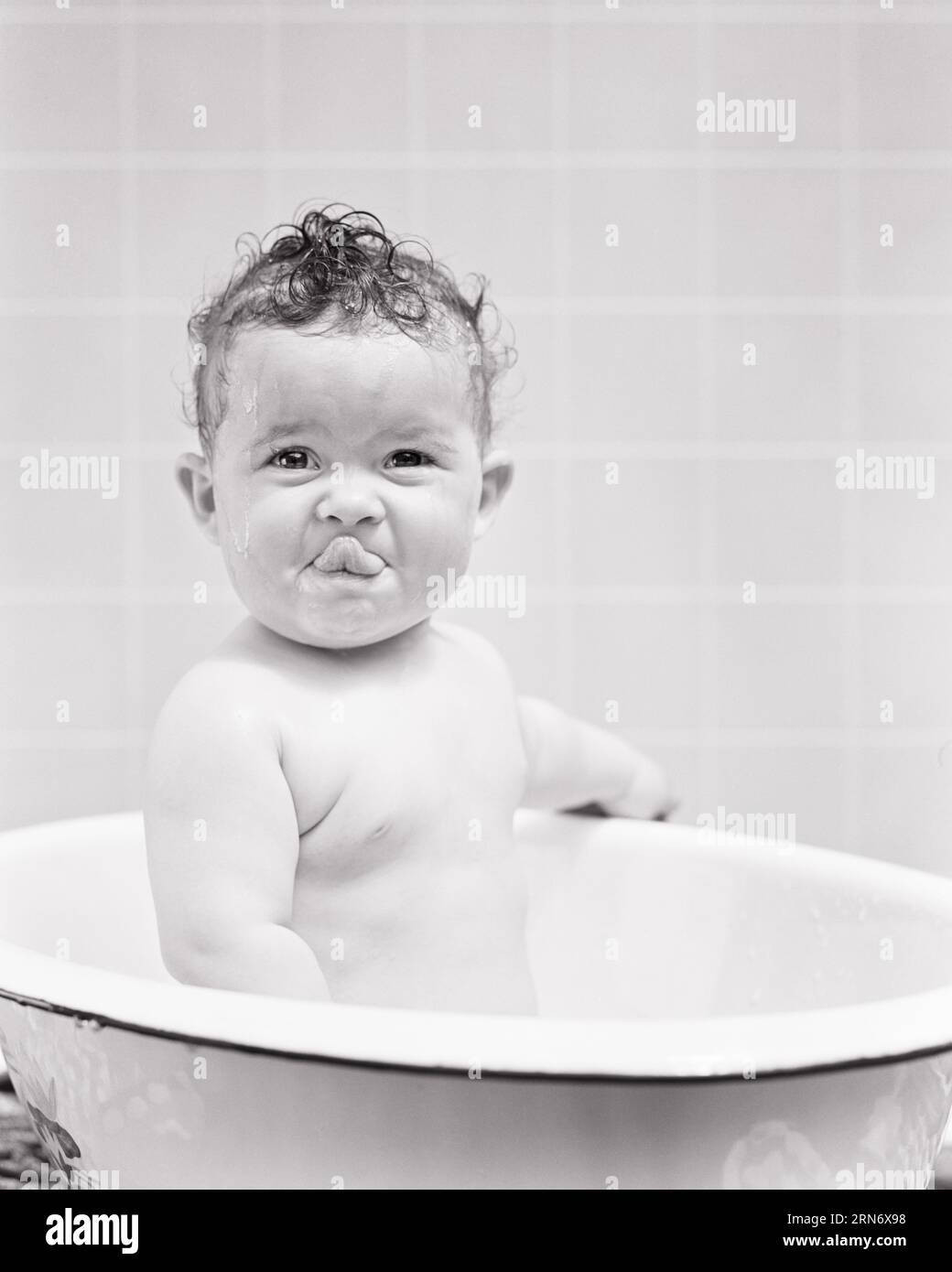 Niña con gorro de ducha en la bañera Fotografía de stock - Alamy