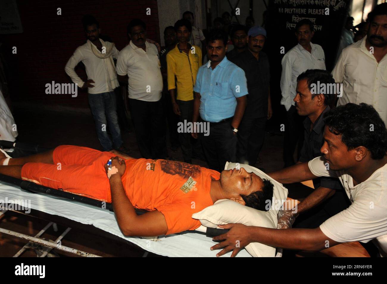 Una persona lesionada es trasladada a un hospital en el distrito Deoghar del estado de Jharkhand, el 10 de agosto de 2015. Al menos 11 personas murieron y 50 más resultaron heridas en una estampida en un templo de la diosa Durga en el área de Belabagan, en el distrito Deoghar del estado indio oriental de Jharkhand, dijeron los medios locales. INDIA-JHARKHAND-STAMPEDE Stringer PUBLICATIONxNOTxINxCHN A UNA PERSONA HERIDA ES TRANSFERIDA A UN HOSPITAL EN EL ESTADO DE LA INDIA ORIENTAL Jharkhand S Deoghar DISTRITO Ago 10 2015 AL menos 11 celebridades MURIERON y 50 más resultaron heridos en una estampida en un templo de la diosa Durga en el área de E Foto de stock