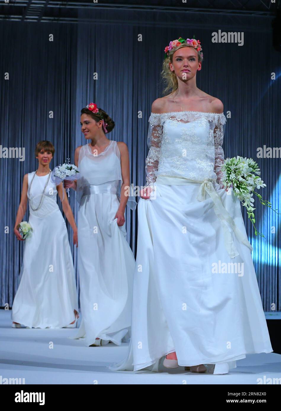 151003) -- BRUSELAS, 3 de octubre de 2015 -- Las modelos exhiben vestidos  de novia durante un show de vestidos de novia en Bruselas, capital de  Bélgica, el 2 de octubre de