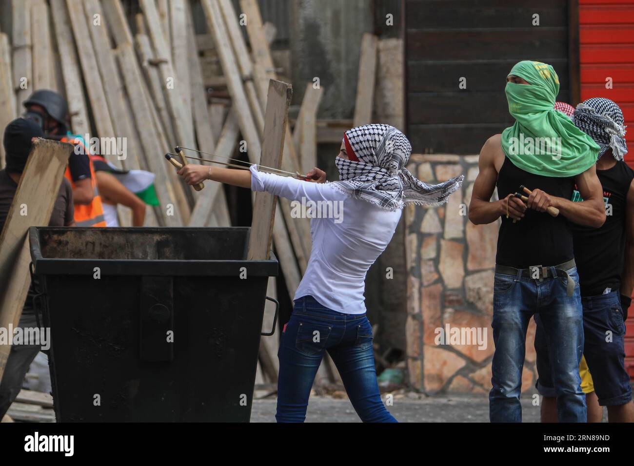 AKTUELLES ZEITGESCHEHEN Unruhen im Westjordanland (151014) -- BELÉN, Un manifestante palestino dispara piedras con una honda a soldados israelíes durante enfrentamientos en la ciudad de Belén, Cisjordania, el 13 de octubre de 2015. ) Noticias ACTUALIDAD AMBIENTE-BELLEM-CONFLICES LuayxSababa PUBLICATIONxNOTxINxCHN NOTICIAS ACTUALIDAD RESULTADOS EN JORDAN OESTE 151014 BELLEM Un manifestante PALESTINO dispara piedras con una honda A soldados israelíes durante enfrentamientos en la ciudad de CISJORDANIA de Belén EN OCT 13 2015 Oriente Medio Conflictos de Belén LuayxSababa PUBLICATIONxNOTxINxCHN Foto de stock