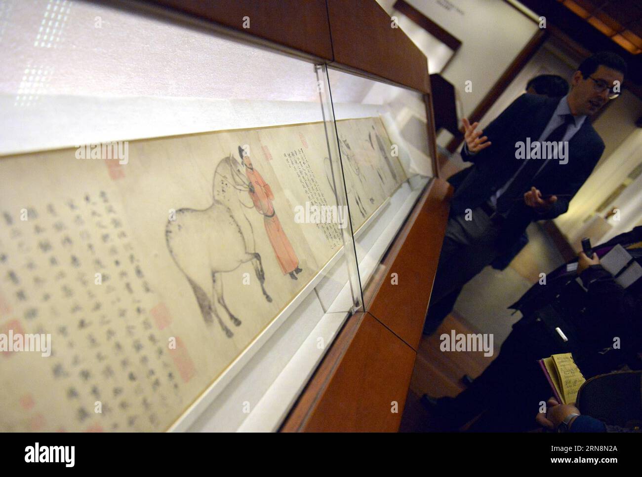 (151030) -- NUEVA YORK, 30 de octubre de 2015 -- Un visitante asiste a la vista previa de los medios de comunicación de una exposición llamada Obras Maestras de Pintura China de la Colección Metropolitana en el Museo Met en Nueva York, Estados Unidos, el 30 de octubre de 2015. Con más de 110 obras que datan de la dinastía Tang (608-917) hasta la actualidad en dos rotaciones, las obras maestras de la pintura china de la Colección Metropolitana brindaron a los visitantes una oportunidad única de aprender sobre la historia de la pintura y caligrafía china a través de algunos de los mejores ejemplos disponibles de cada época. EE.UU.-NUEVA YORK-MET MUSEUM-CHINA PAIN Foto de stock