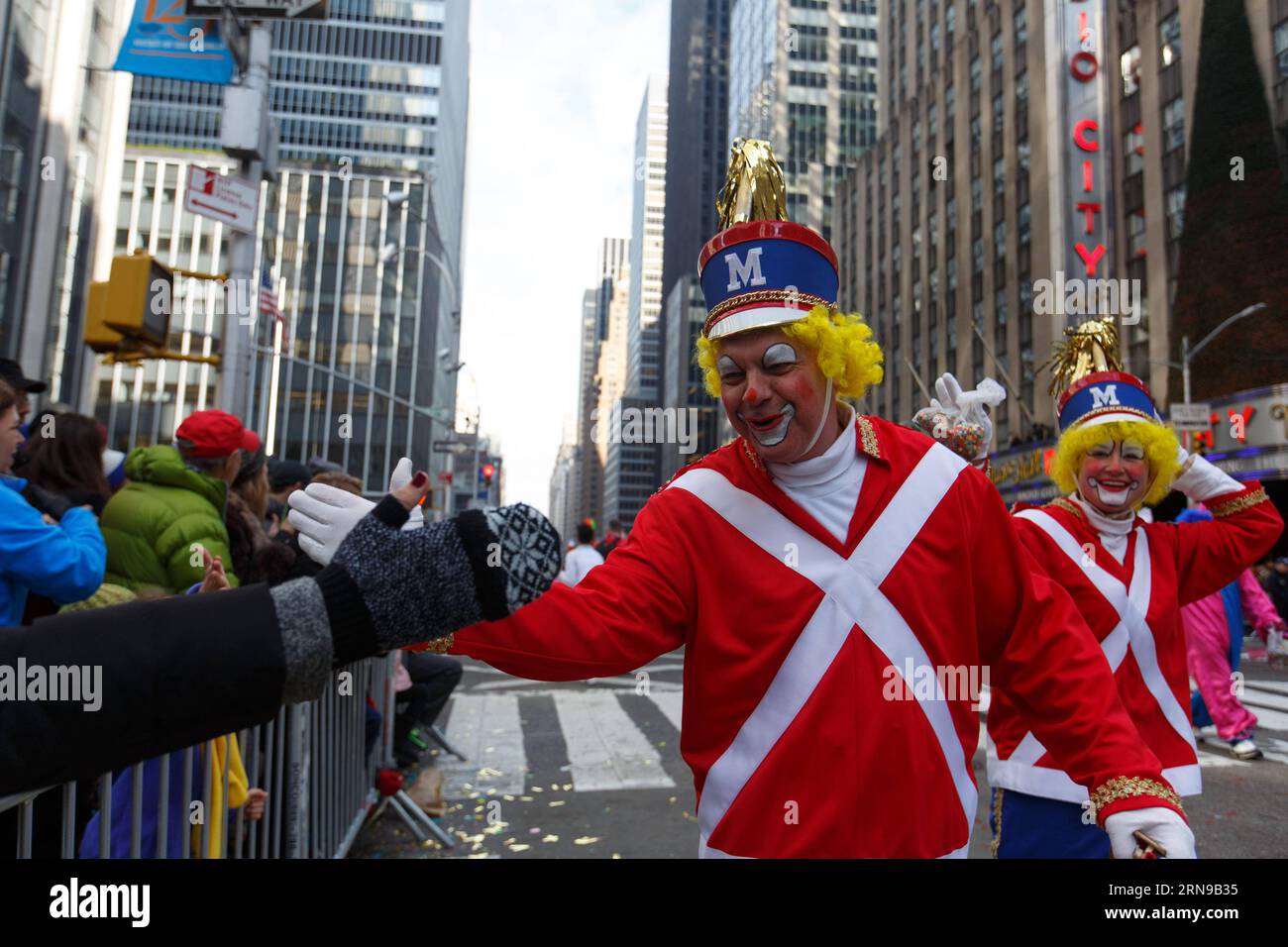 (151126) NUEVA YORK, 26 de noviembre de 2015 Un payaso da cinco a