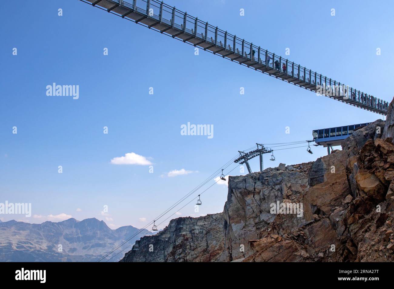 El puente Cloudraker Skybridge en Whistler Mountain Foto de stock