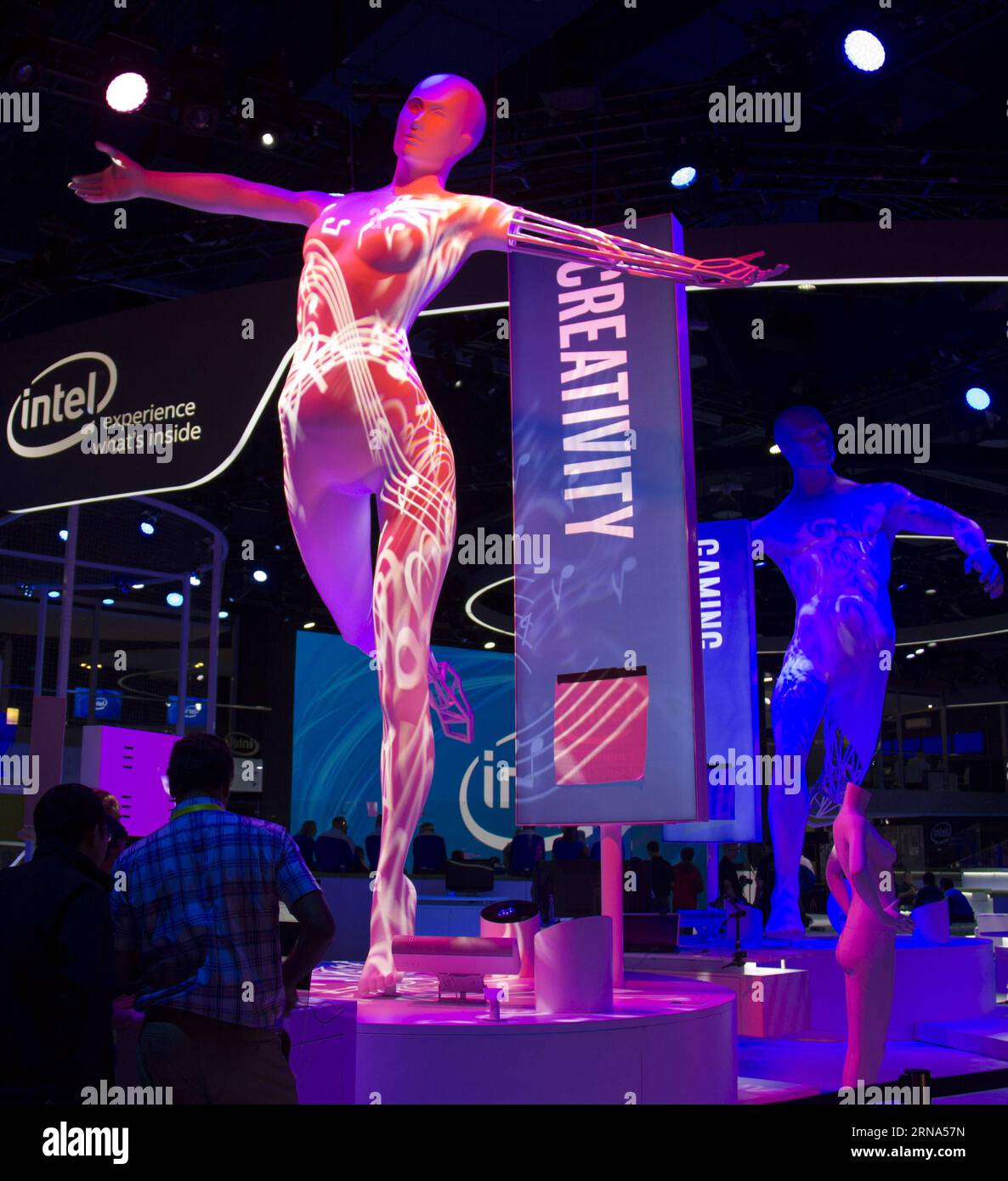 Technikmesse CES in Las Vegas (160107) -- LAS VEGAS, 7 de enero de 2016 -- Los asistentes visitan el stand de Intel Corp. durante el Consumer Electronic Show (CES) en Las Vegas, Estados Unidos, el 6 de enero de 2016. El CES 2016 se inauguró el miércoles en Las Vegas, Nevada, abarcando el piso de exhibición más grande en los 49 años de historia de la feria con más de 20.000 productos nuevos. US-LAS VEGAS-CES-INAUGURACIÓN YangxLei PUBLICATIONxNOTxINxCHN Feria de Tecnología CES en Las Vegas 160107 Las Vegas 7 2016 de enero Los asistentes visitarán el stand de Intel Corp durante el Consumer Electronic Show CES en Las Vegas, Estados Unidos, 6 2016 de enero Foto de stock