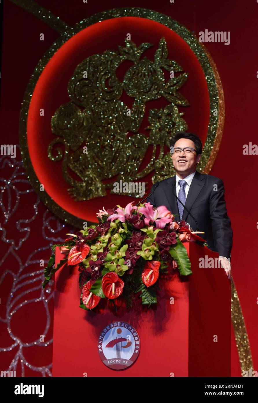 (160126) -- HONG KONG, 26 de enero de 2016 -- Zhang Xiaoming, director de la Oficina de Enlace del Gobierno Popular Central Chino en Hong Kong, se dirige a una reunión del Festival de Primavera celebrada por la oficina de enlace en el Centro de Convenciones y Exposiciones en Hong Kong, al sur de China, el 26 de enero de 2016. )(mcg) CHINA-HONG KONG-OFICINA DE ENCUENTRO (CN) LuixSiuxWai PUBLICATIONxNOTxINxCHN 160126 HONG KONG ENE 26 2016 Zhang Xiao Ming Director de la Oficina de Enlace del Gobierno Central de Celebridades Chinas en Hong Kong se dirige a un héroe de reunión del Festival de Primavera por la Oficina de Enlace en la Convención Foto de stock