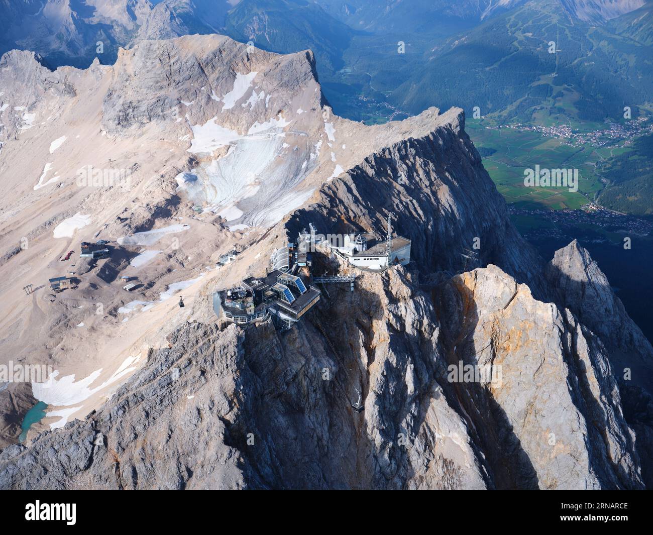 VISTA AÉREA. Cumbre del Zugspitze, a 2962 metros sobre el nivel del mar, es la montaña más alta de Alemania. Garmisch-Partenkirchen, Baviera, Alemania. Foto de stock